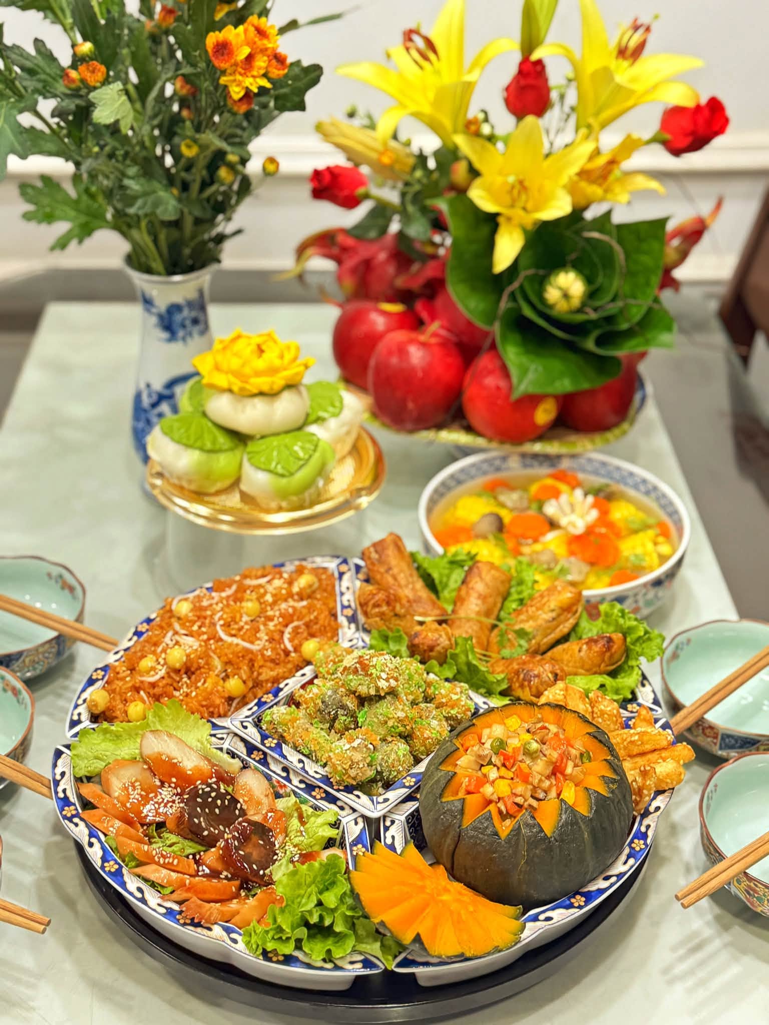 Ngắm những mâm cúng rằm tháng 7 được người Hà Nội tự tay chuẩn bị - Ảnh 4.