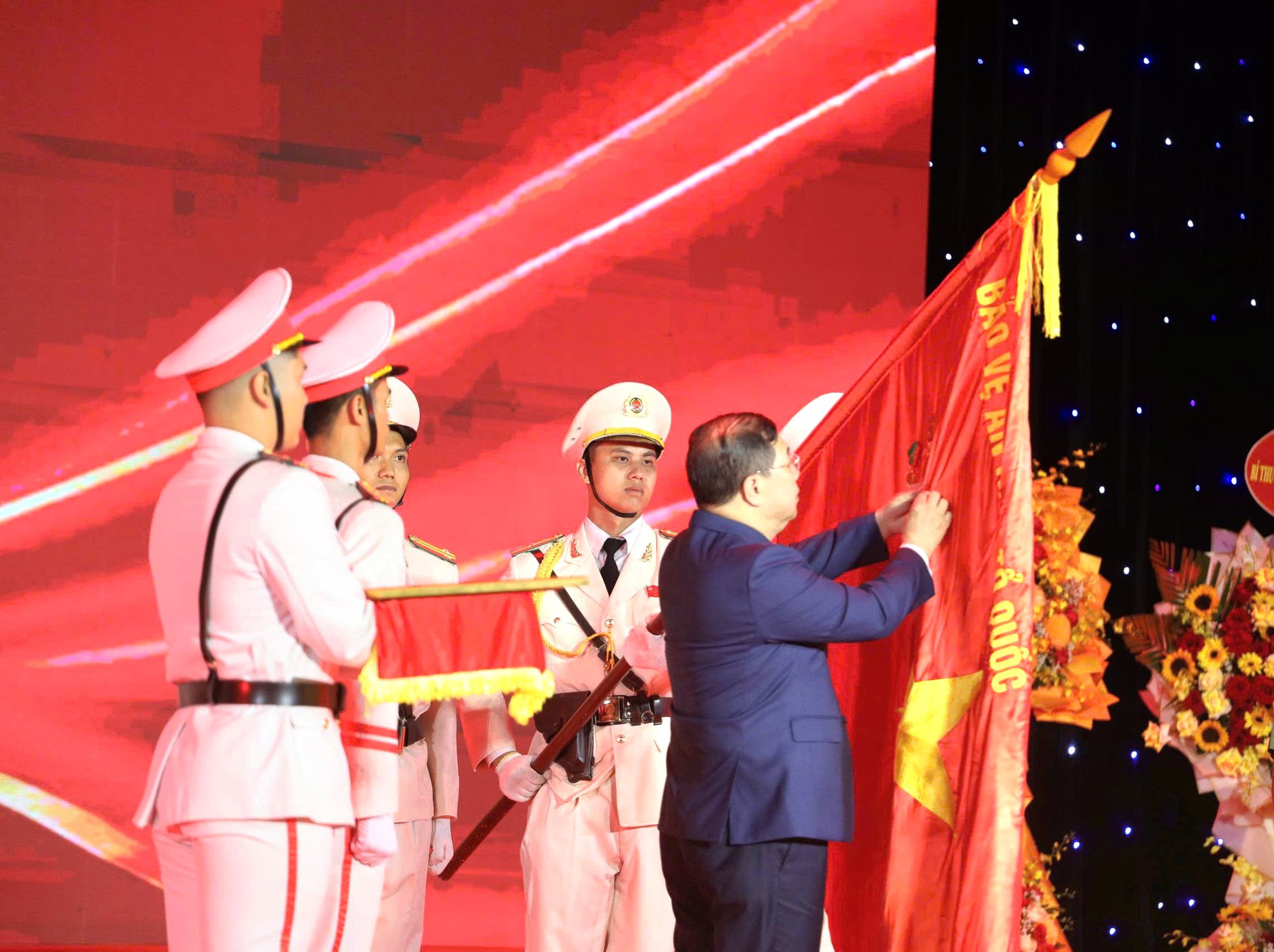 Công an Đà Nẵng đón nhận danh hiệu Anh hùng Lực lượng vũ trang nhân dân- Ảnh 4.
