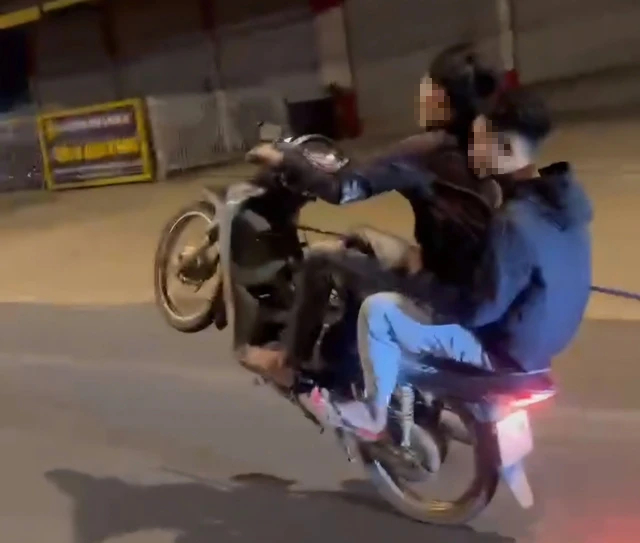 Biểu diễn bốc đầu xe máy đăng lên tiktok bị công an truy và xử lý- Ảnh 2.