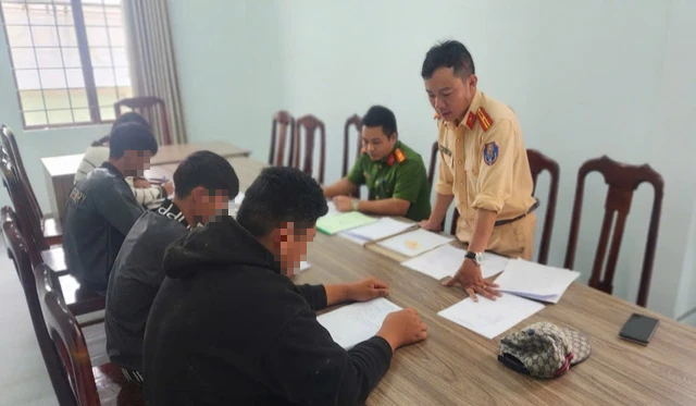 Biểu diễn bốc đầu xe máy đăng lên tiktok bị công an truy và xử lý- Ảnh 3.