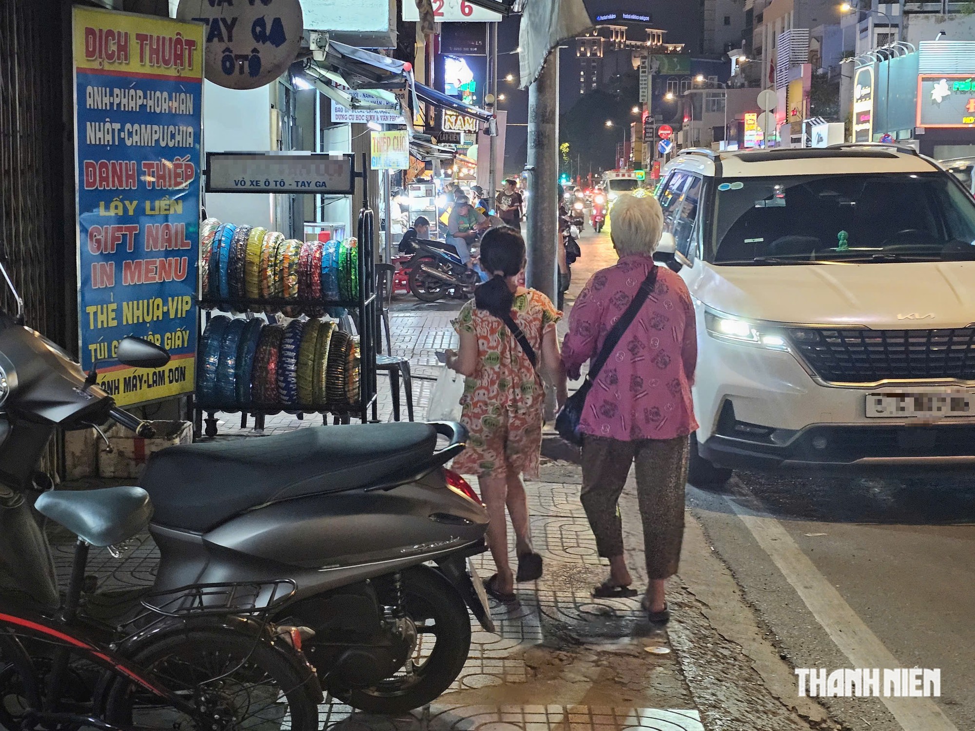 Bà cháu bán vé số và câu chuyện đến trường - Ảnh 3.