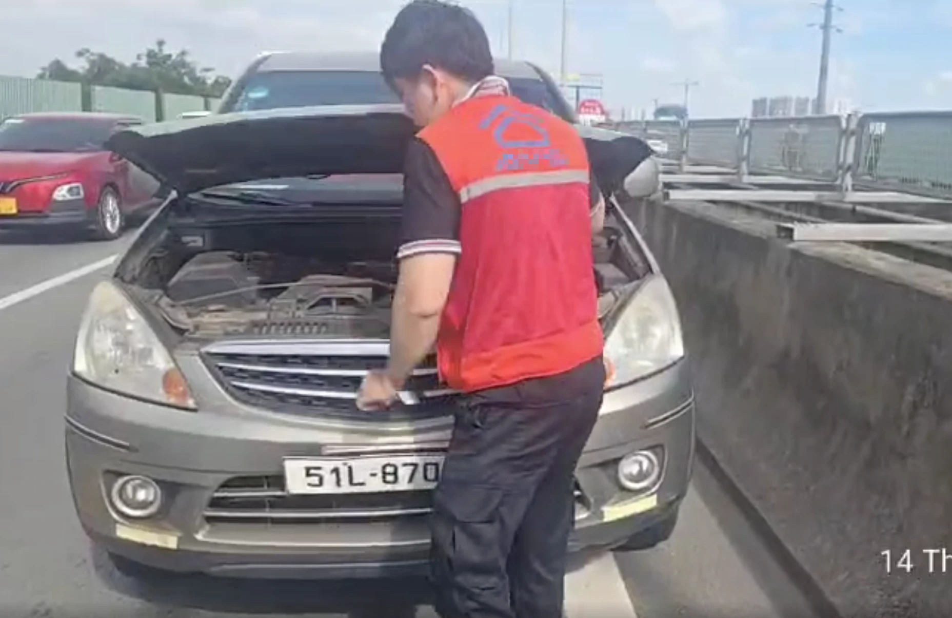 Tài xế lại bị phạt 13 triệu vì đặt bình chữa cháy cảnh báo trên cao tốc - Ảnh 2.