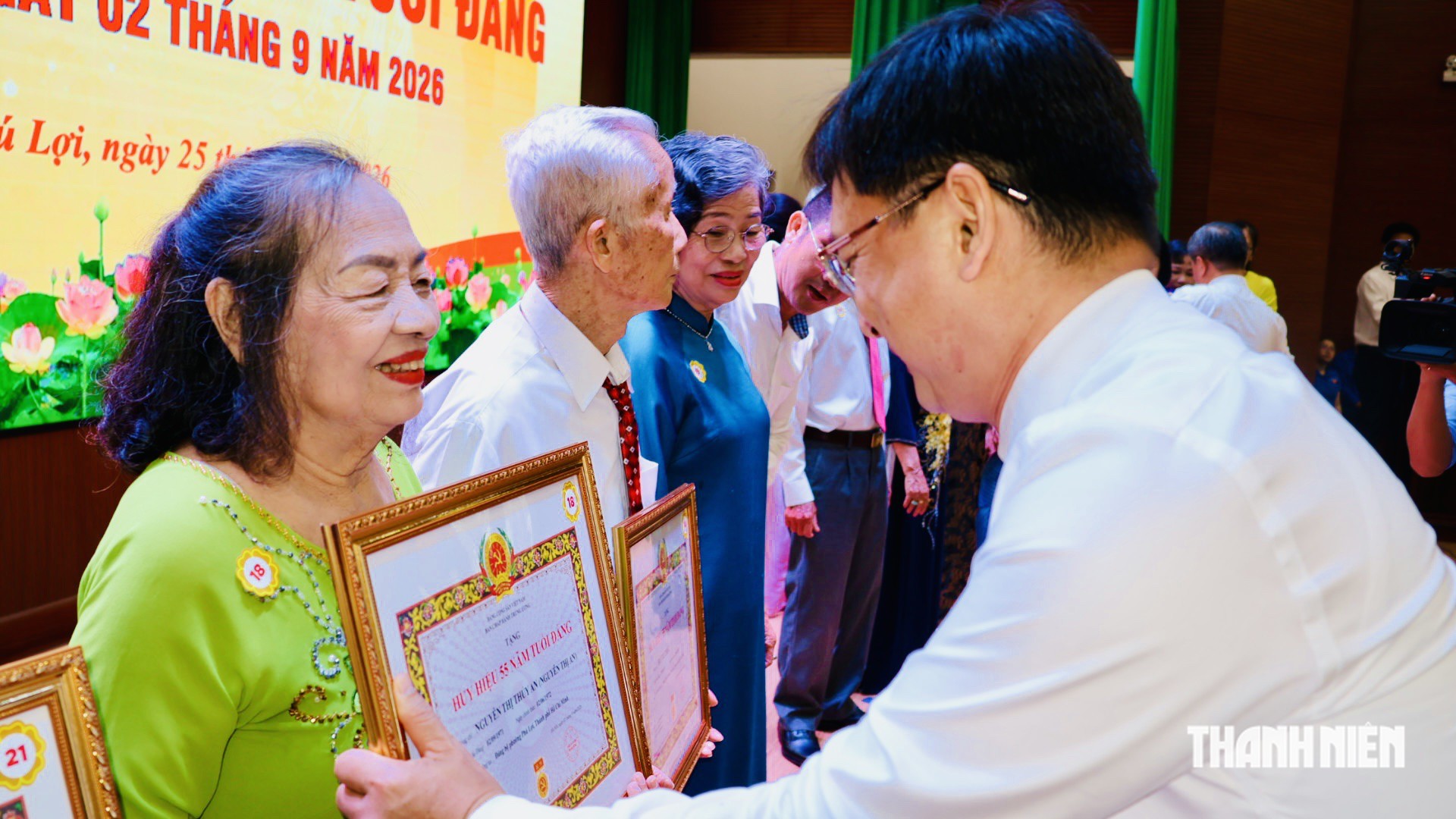 470 đảng viên phường Phú Lợi nhận Huy hiệu Đảng - Ảnh 1.