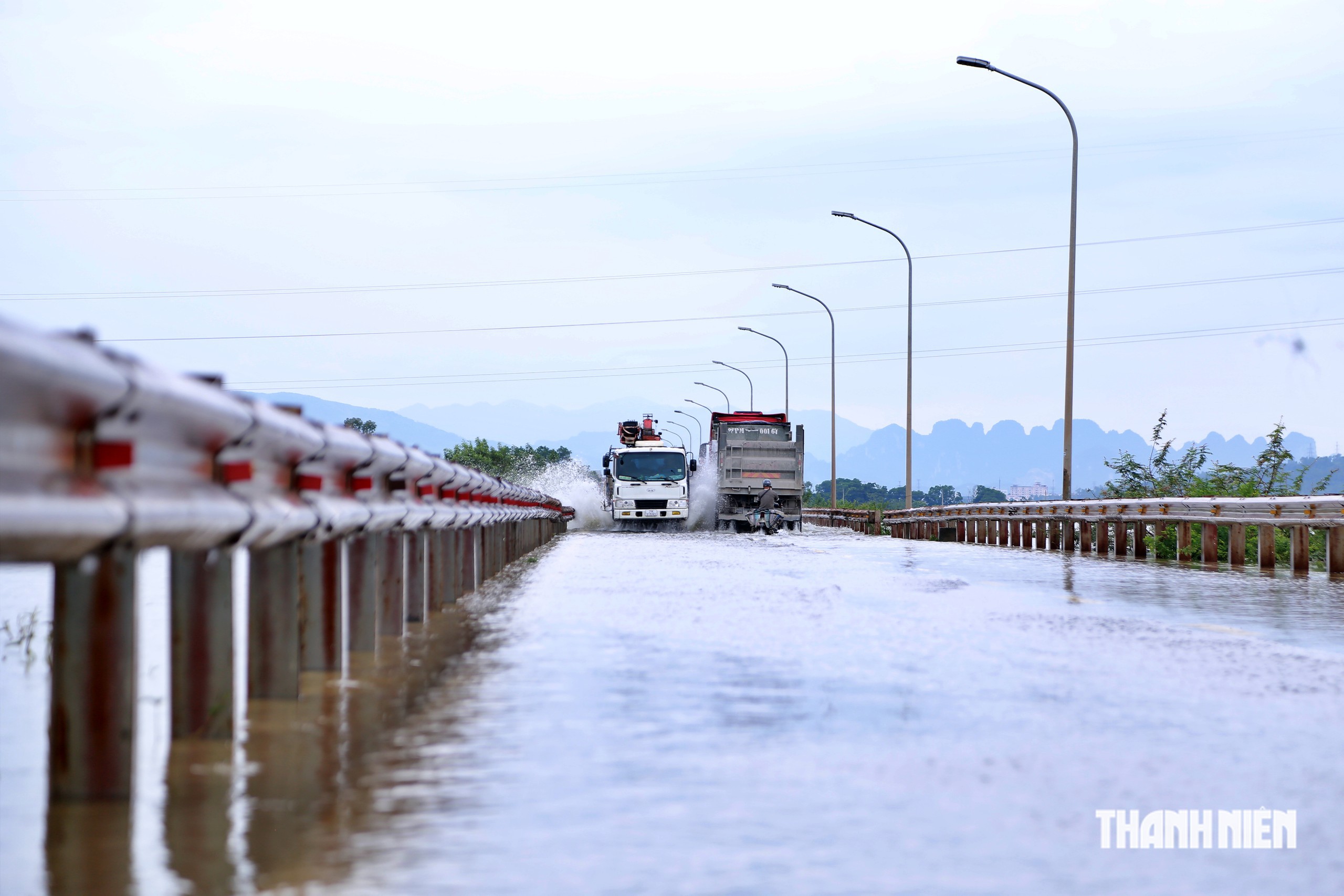 Lũ dâng cao tại Hà Nội, có đường ngập sâu dù mưa đã tạnh- Ảnh 8.