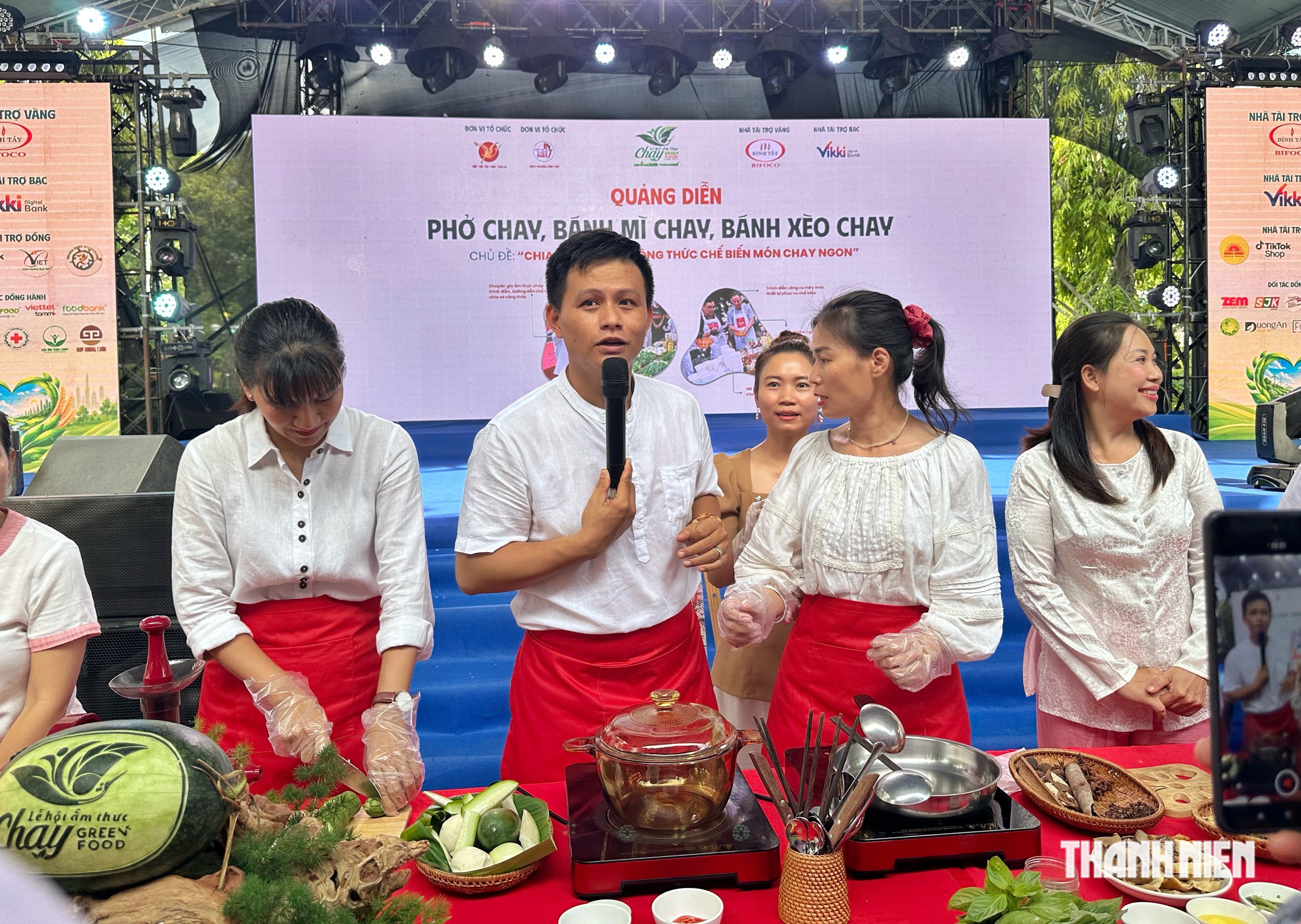 Khách xếp hàng ăn phở, bánh xèo chay miễn phí ở lễ hội ẩm thực chay TP.HCM - Ảnh 9.