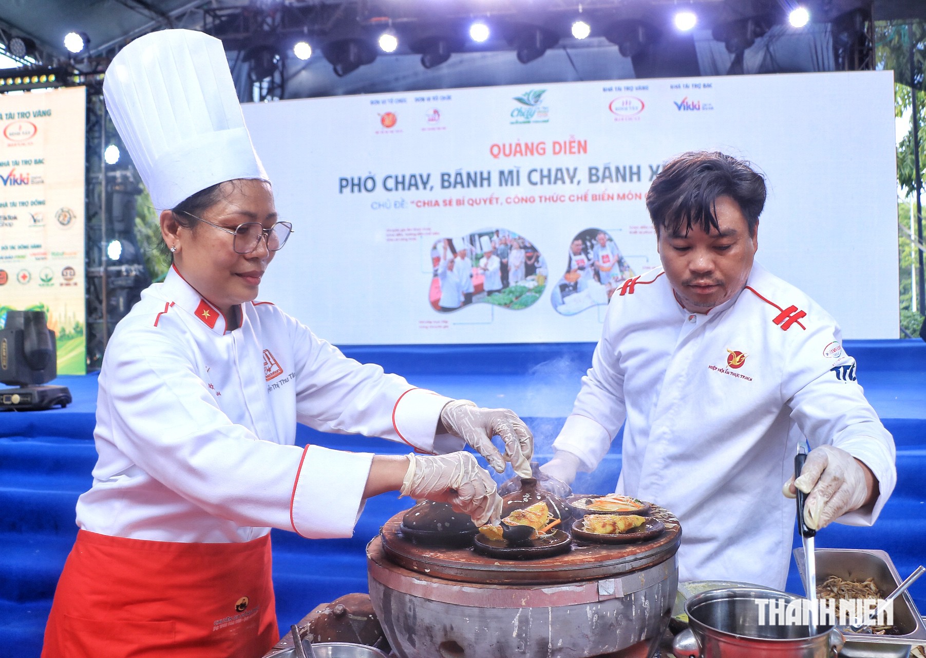 Khách xếp hàng ăn phở, bánh xèo chay miễn phí ở lễ hội ẩm thực chay TP.HCM - Ảnh 2.