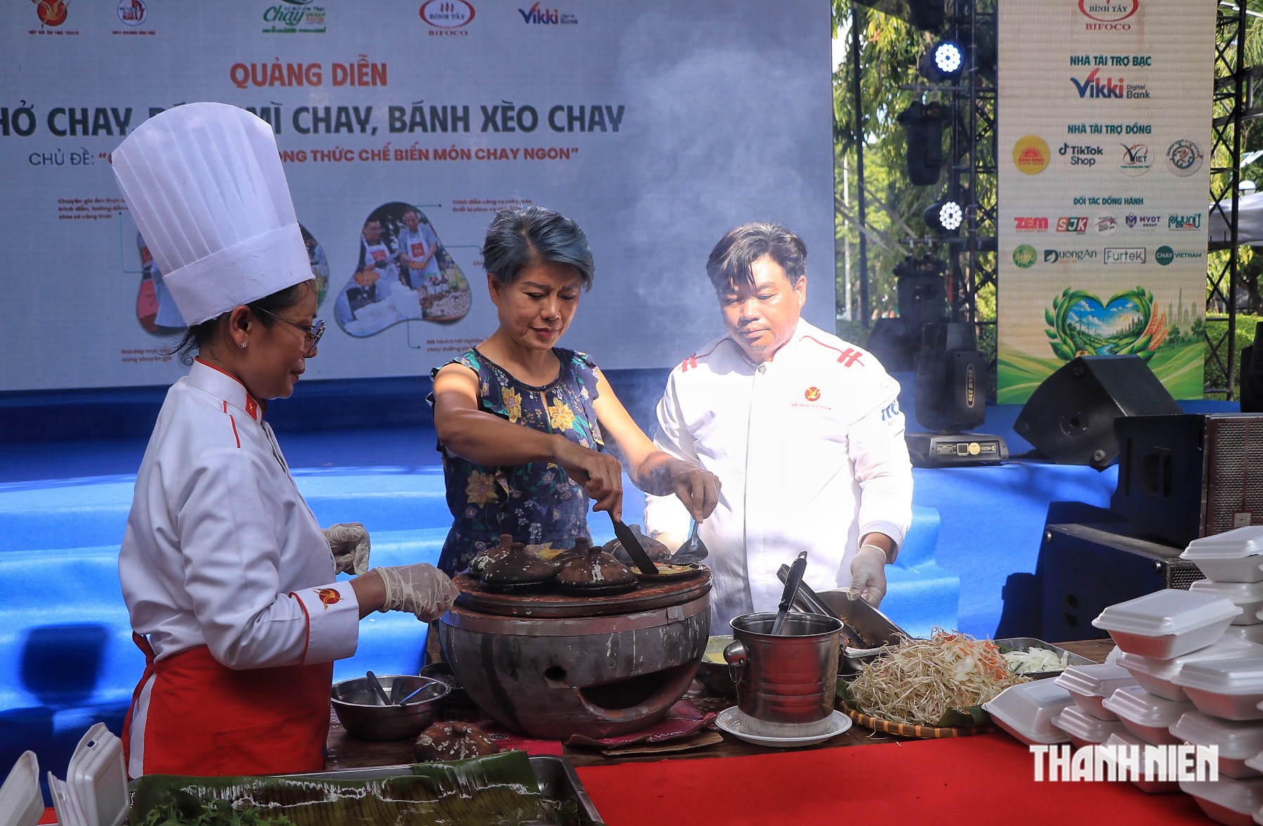 Khách xếp hàng ăn phở, bánh xèo chay miễn phí ở lễ hội ẩm thực chay TP.HCM - Ảnh 5.
