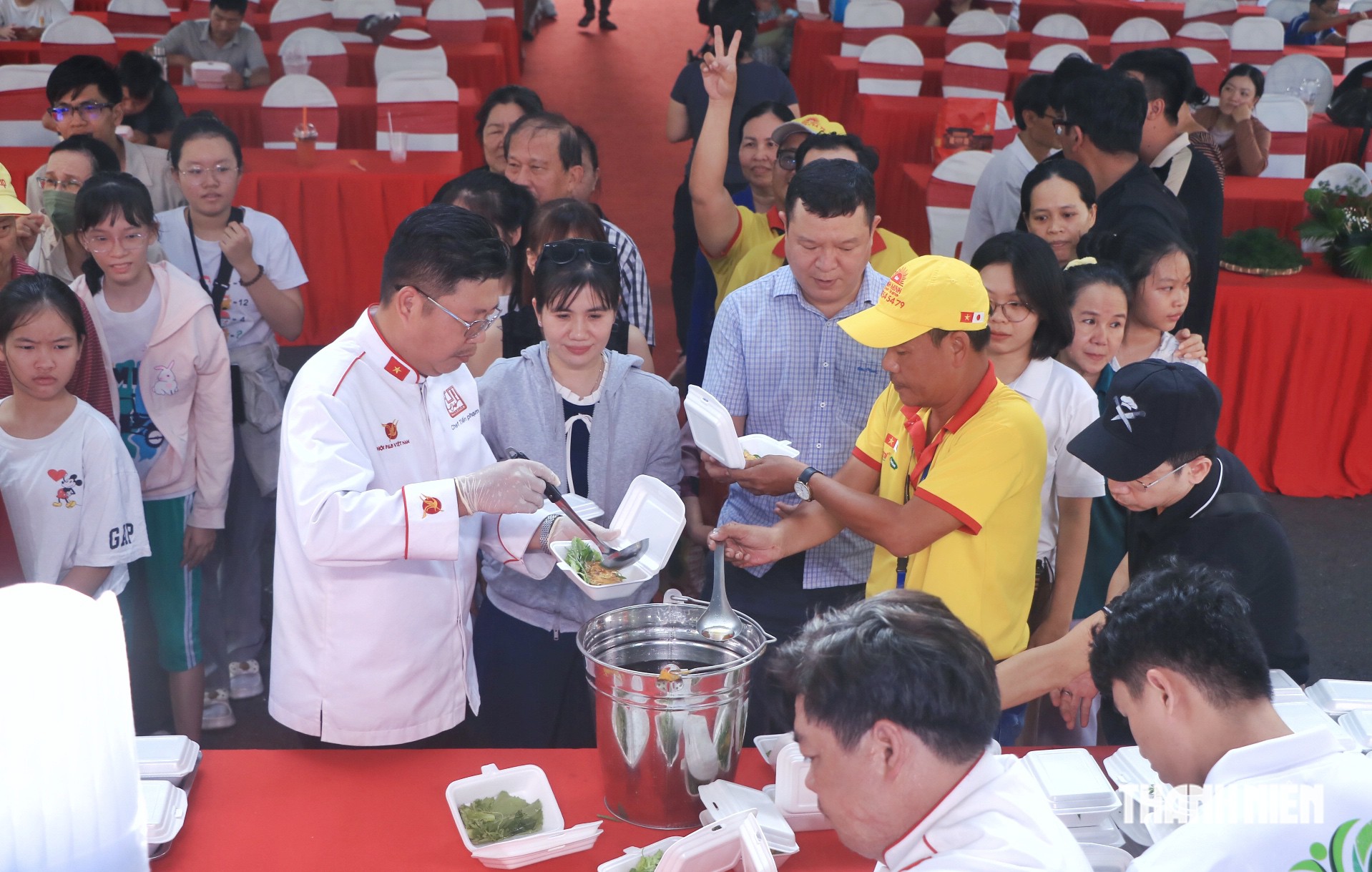 Khách xếp hàng ăn phở, bánh xèo chay miễn phí ở lễ hội ẩm thực chay TP.HCM - Ảnh 3.