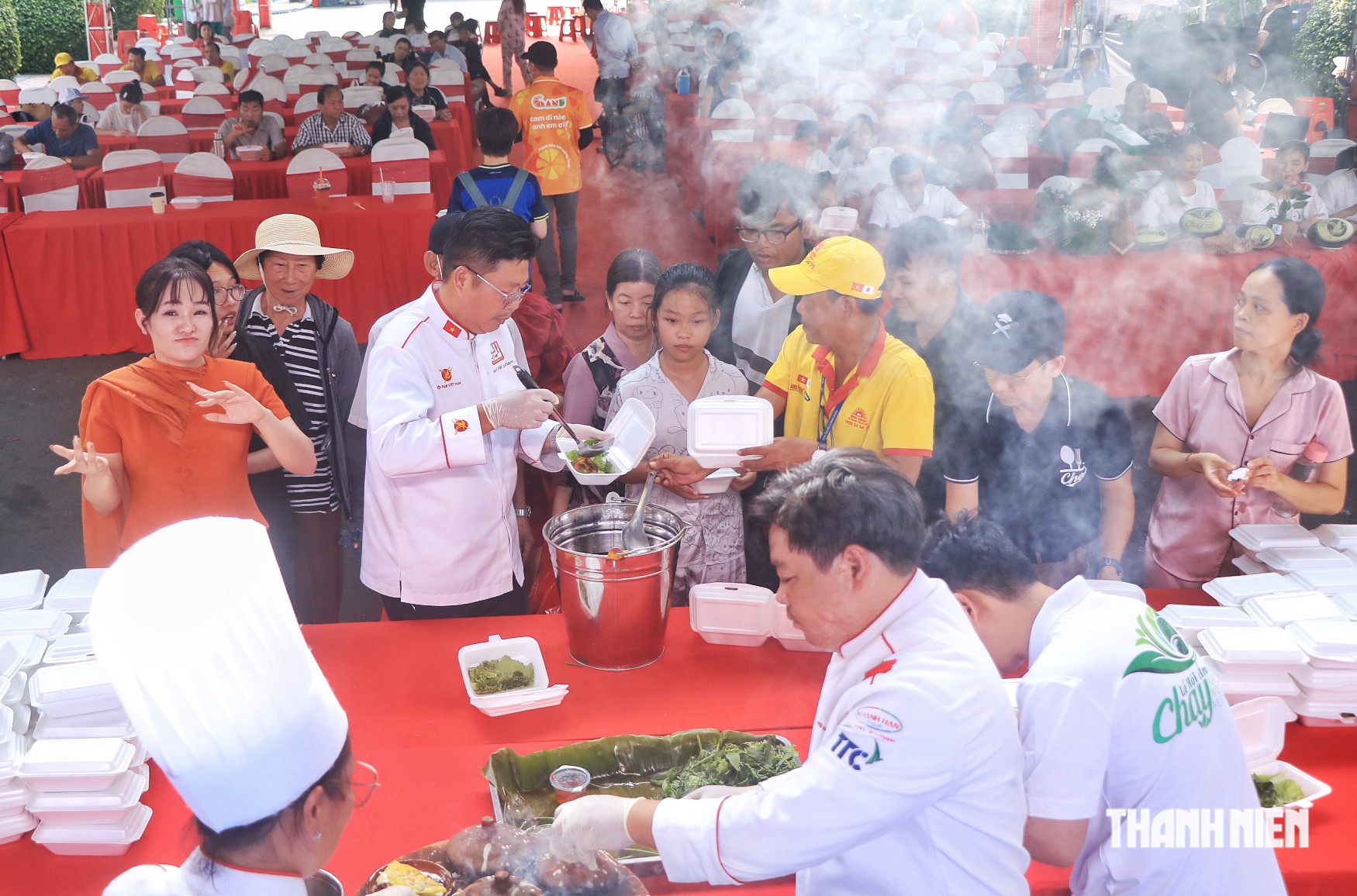 Khách xếp hàng ăn phở, bánh xèo chay miễn phí ở lễ hội ẩm thực chay TP.HCM - Ảnh 8.