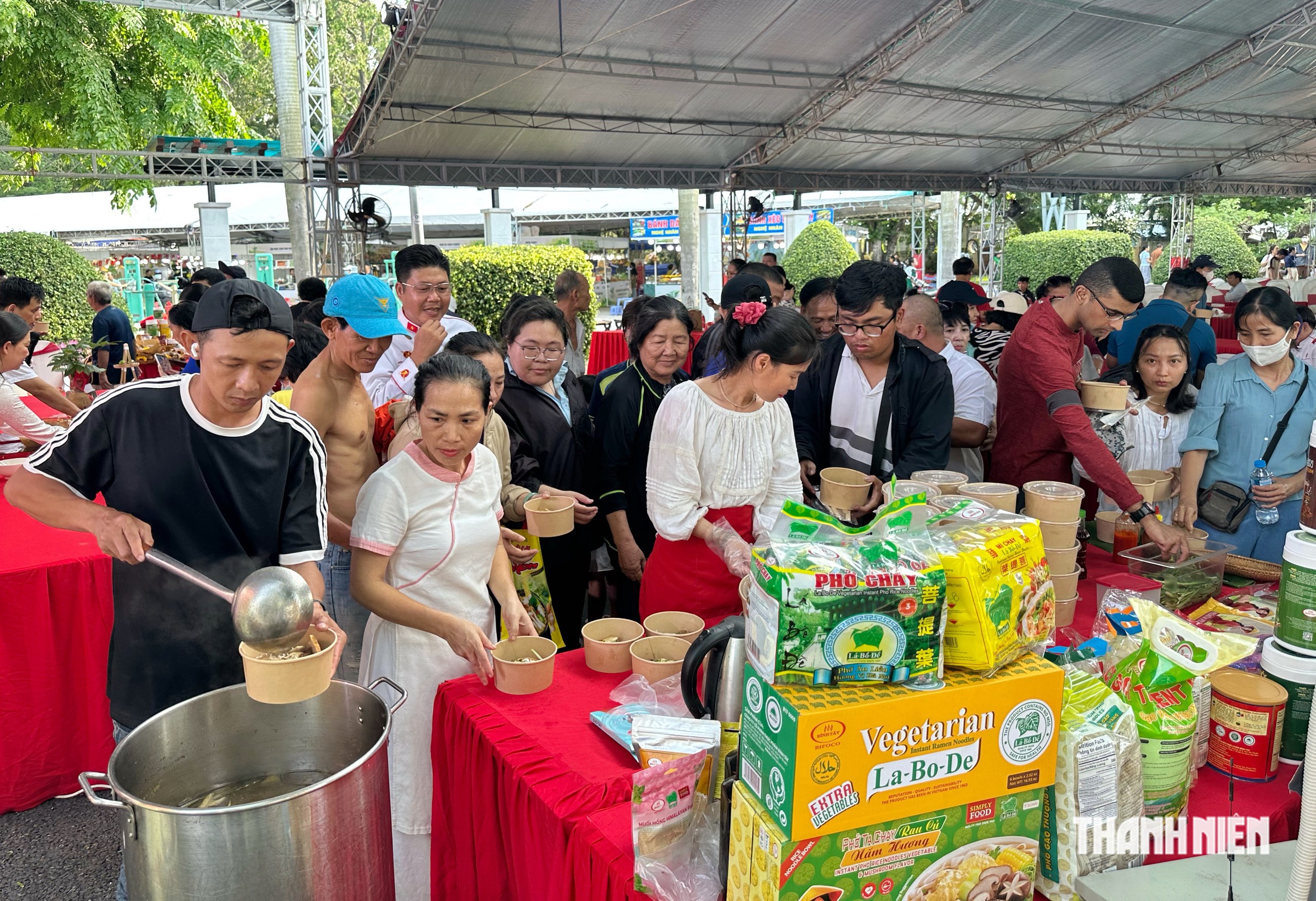Khách xếp hàng ăn phở, bánh xèo chay miễn phí ở lễ hội ẩm thực chay TP.HCM - Ảnh 10.