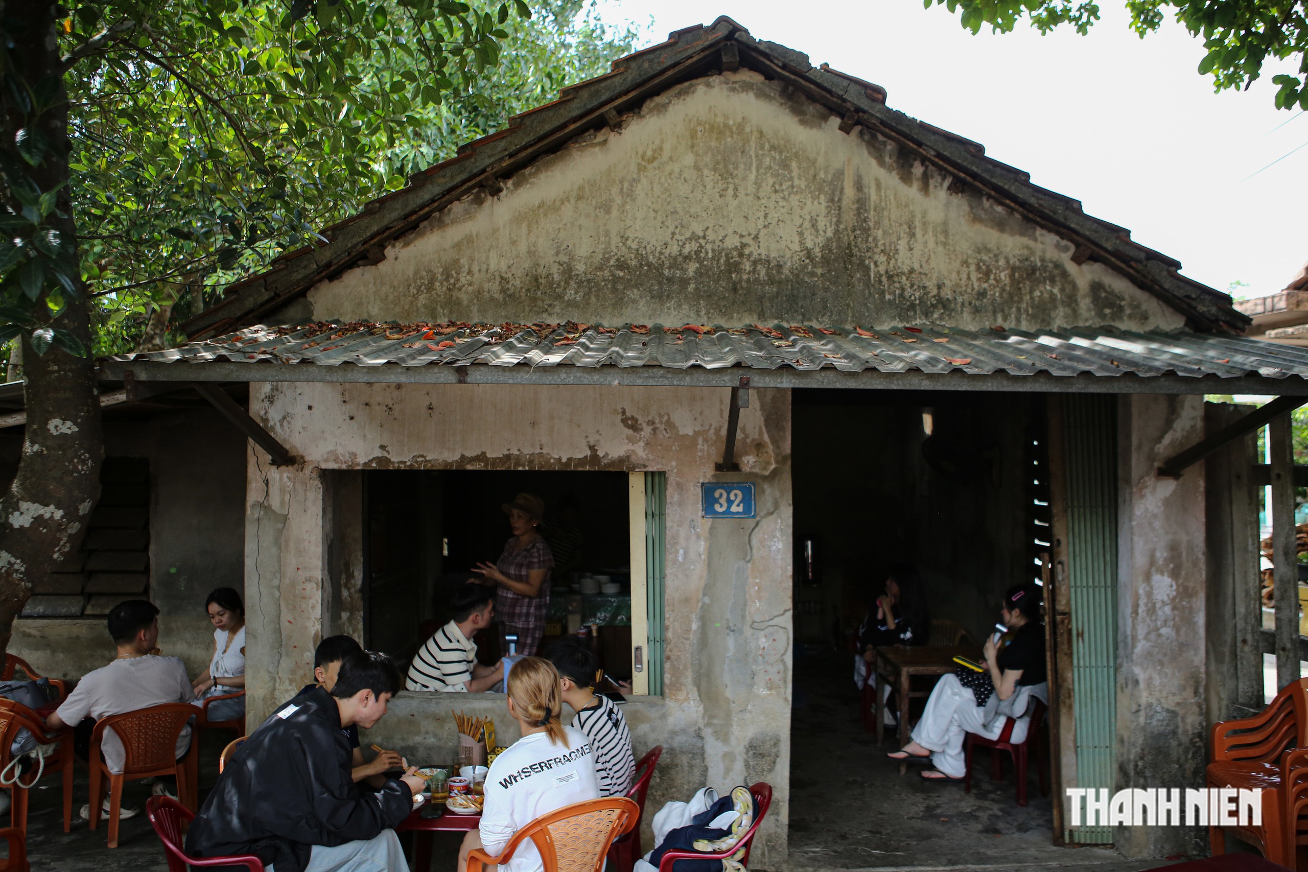 'Quán bánh Huế dưới tán mít' đẹp như sách giáo khoa gây sốt mạng xã hội - Ảnh 1.
