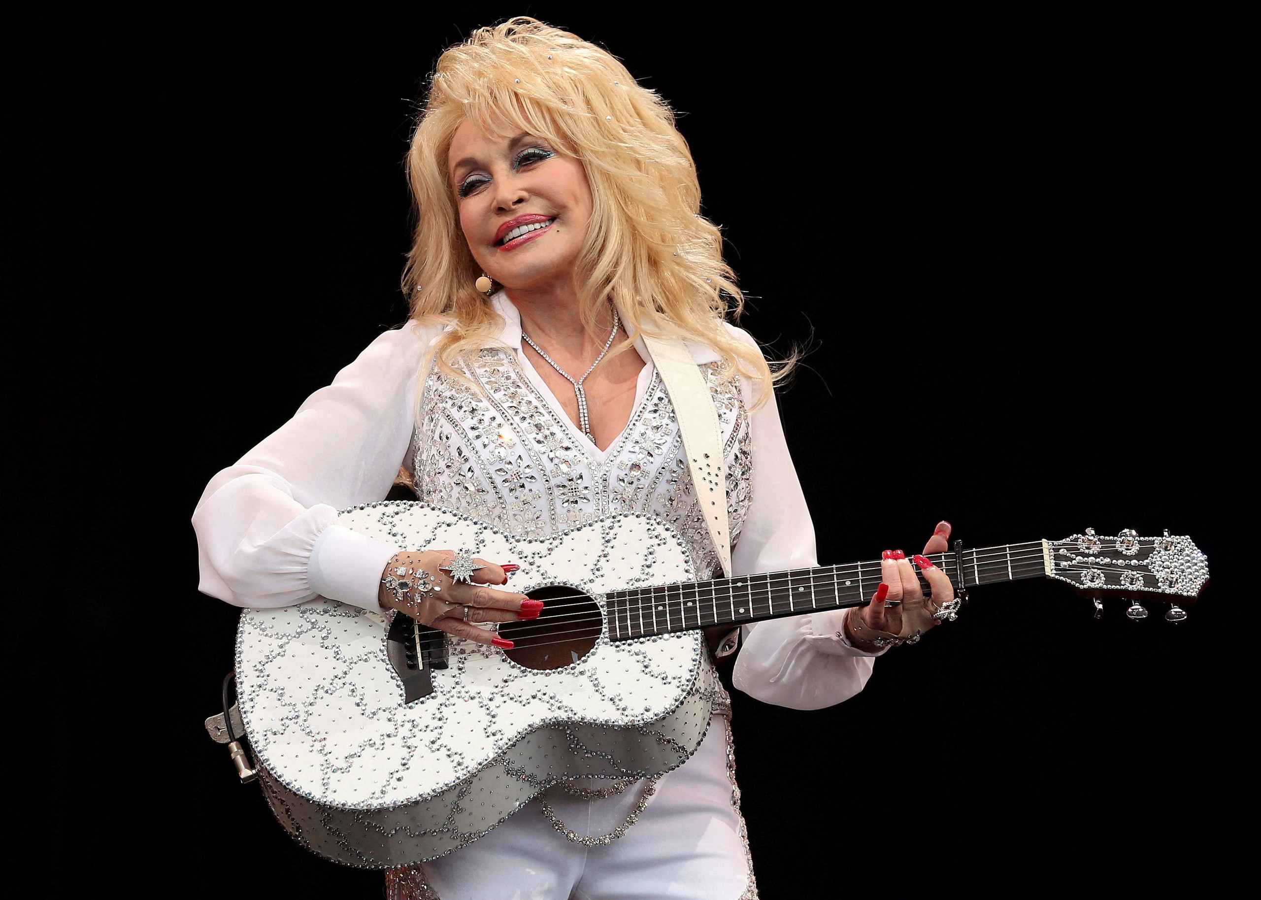 Tổng thống Donald Trump và nước Mỹ tưởng nhớ huyền thoại Dolly Parton- Ảnh 1.