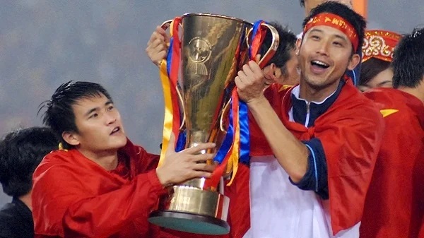 C&ocirc;ng Vinh đ&oacute;n vinh dự đặc biệt: Mang c&uacute;p v&ocirc; địch ASEAN Cup ra s&acirc;n Mỹ Đ&igrave;nh - Ảnh 3.