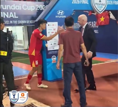 Chủ tịch FIFA bắt tay Th&agrave;nh Chung ch&uacute;c mừng, k&yacute; mỏi tay tặng CĐV Việt Nam- Ảnh 2.