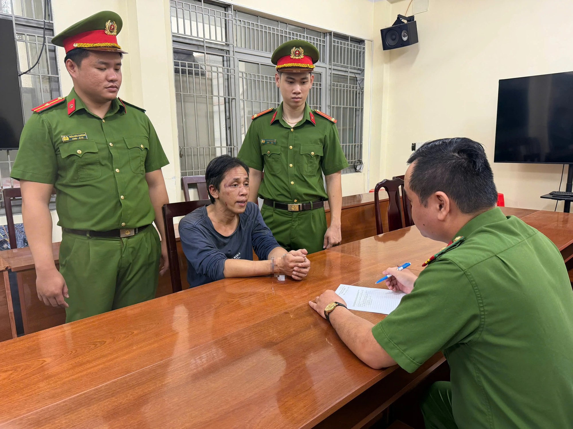 Bắt giữ nghi phạm đập tủ kính cướp tiệm vàng sau hơn 1 giờ gây án - Ảnh 1.