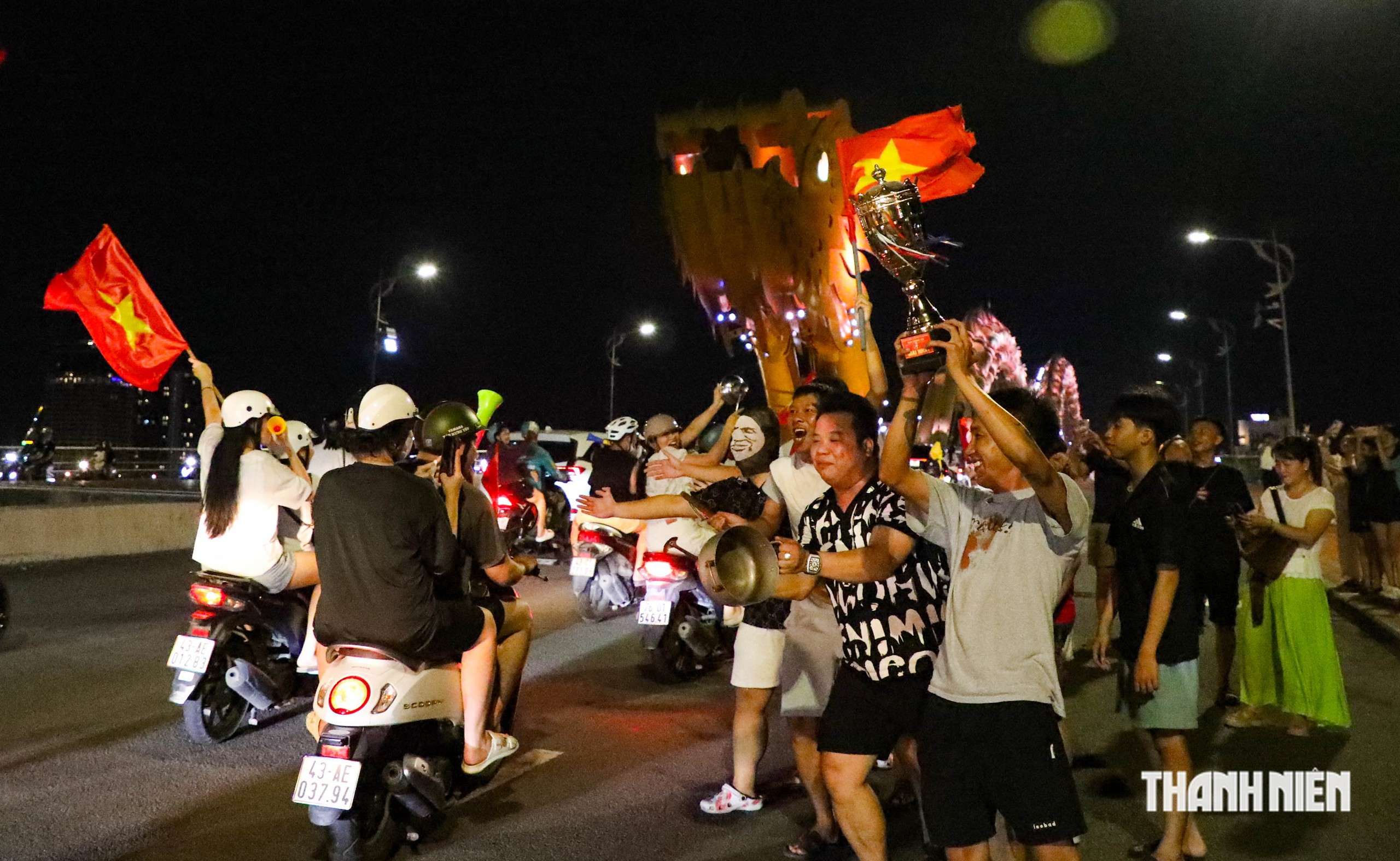 Mừng tuyển Việt Nam vô địch ASEAN Cup: Cầu Rồng kẹt cứng, CSGT căng mình phân luồng- Ảnh 2.