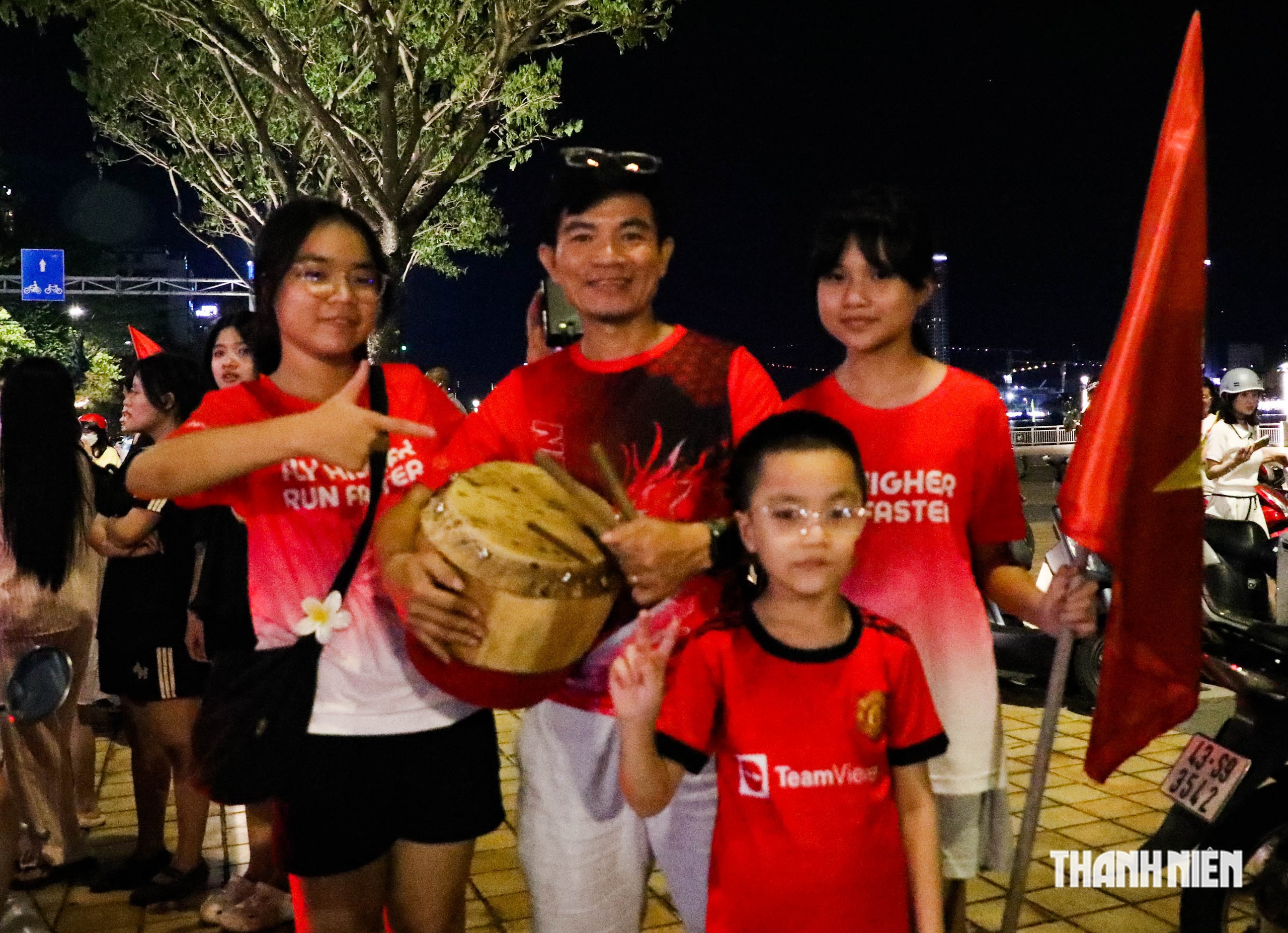 Mừng tuyển Việt Nam vô địch ASEAN Cup: Cầu Rồng kẹt cứng, CSGT căng mình phân luồng- Ảnh 10.