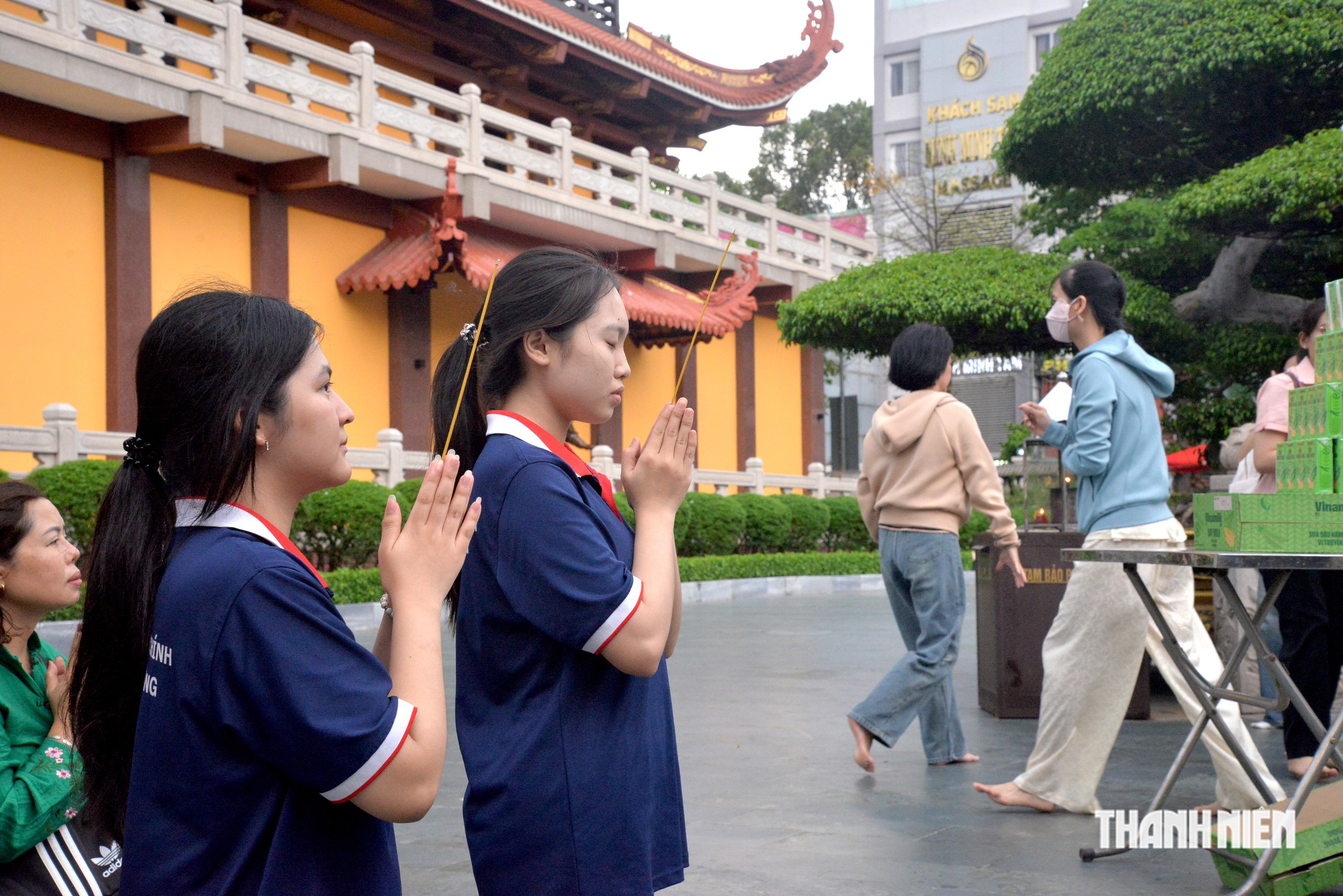  Rưng rưng đóa hoa hồng trắng trên ngực áo - Ảnh 2.