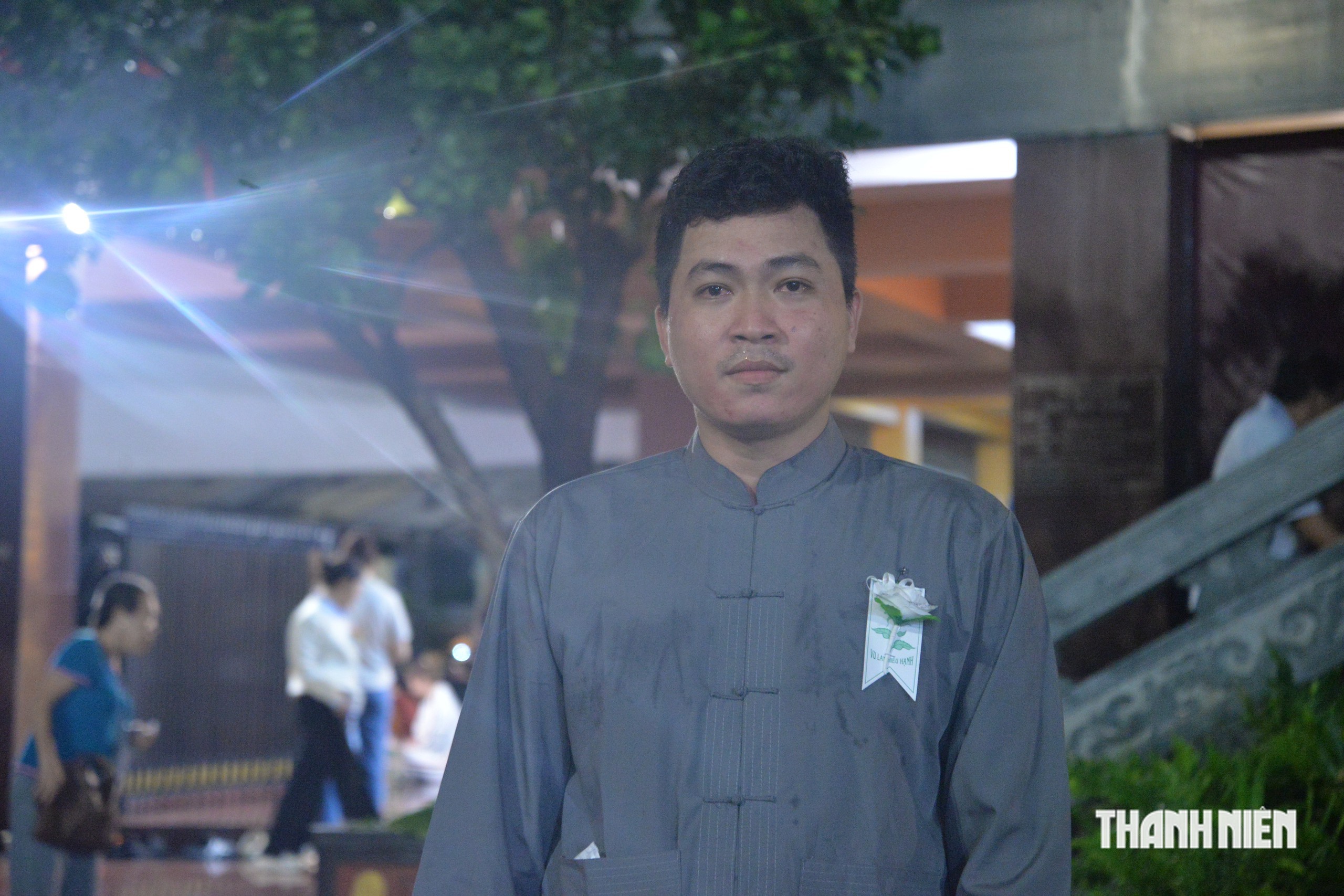  Rưng rưng đóa hoa hồng trắng trên ngực áo - Ảnh 1.