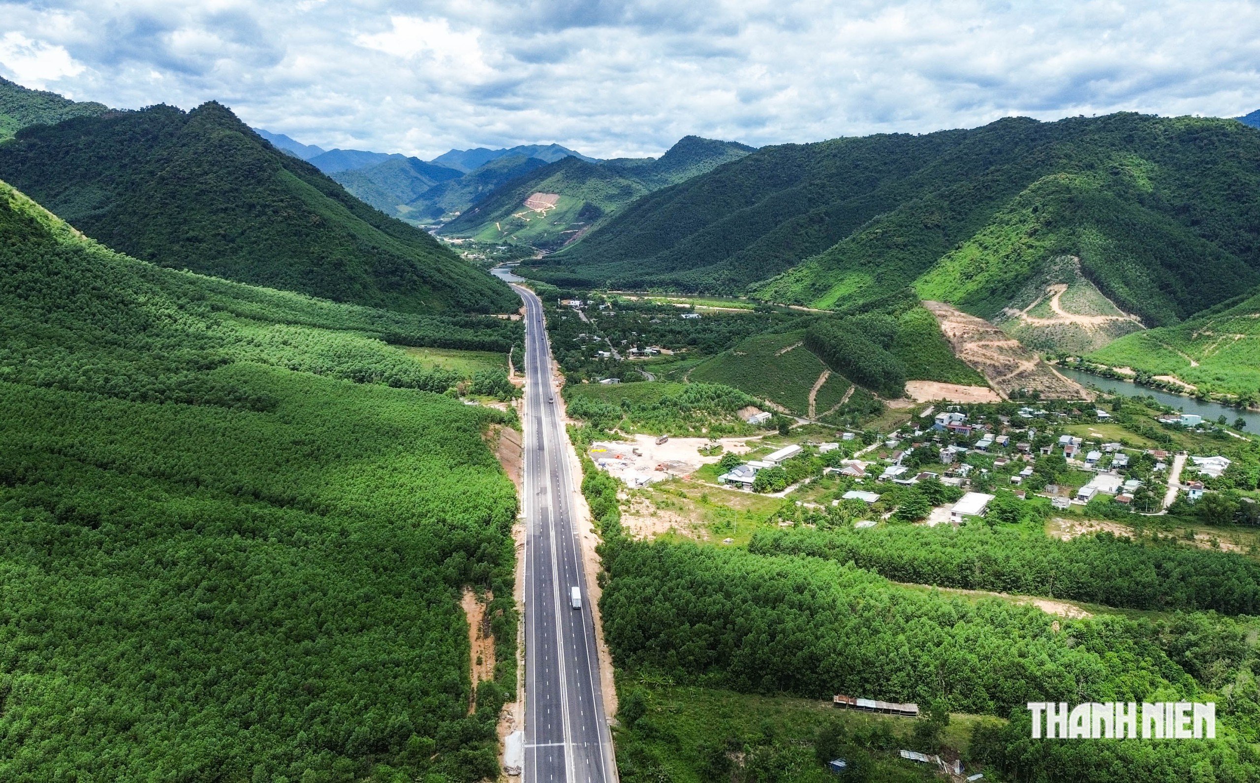 Cao tốc La Sơn - Hòa Liên: Vì sao tài xế không nên chạy quá 60 km/giờ?- Ảnh 1.