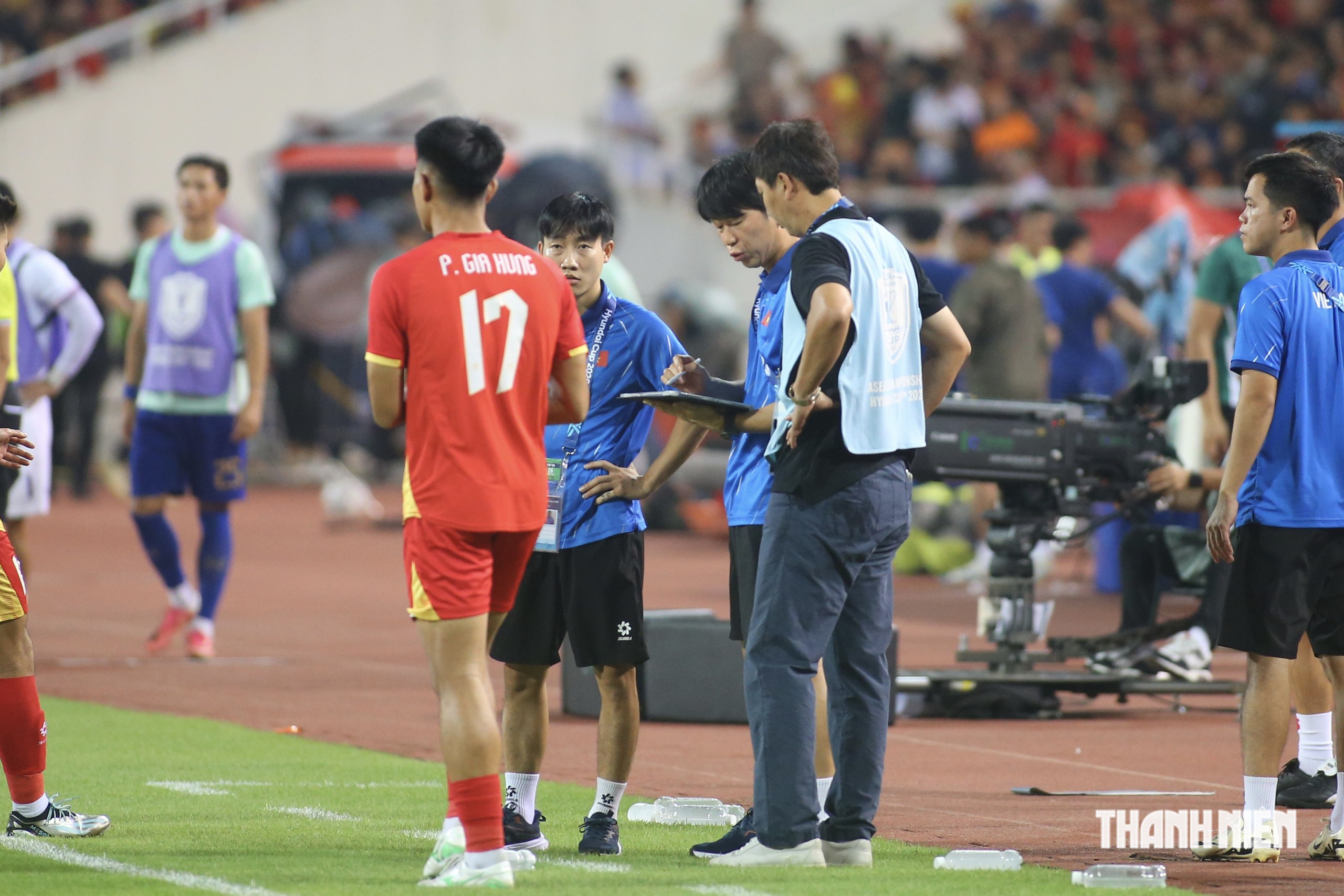 HLV Kim Sang-sik và những khoảnh khắc hài hước ngày đội tuyển Việt Nam đăng quang- Ảnh 2.
