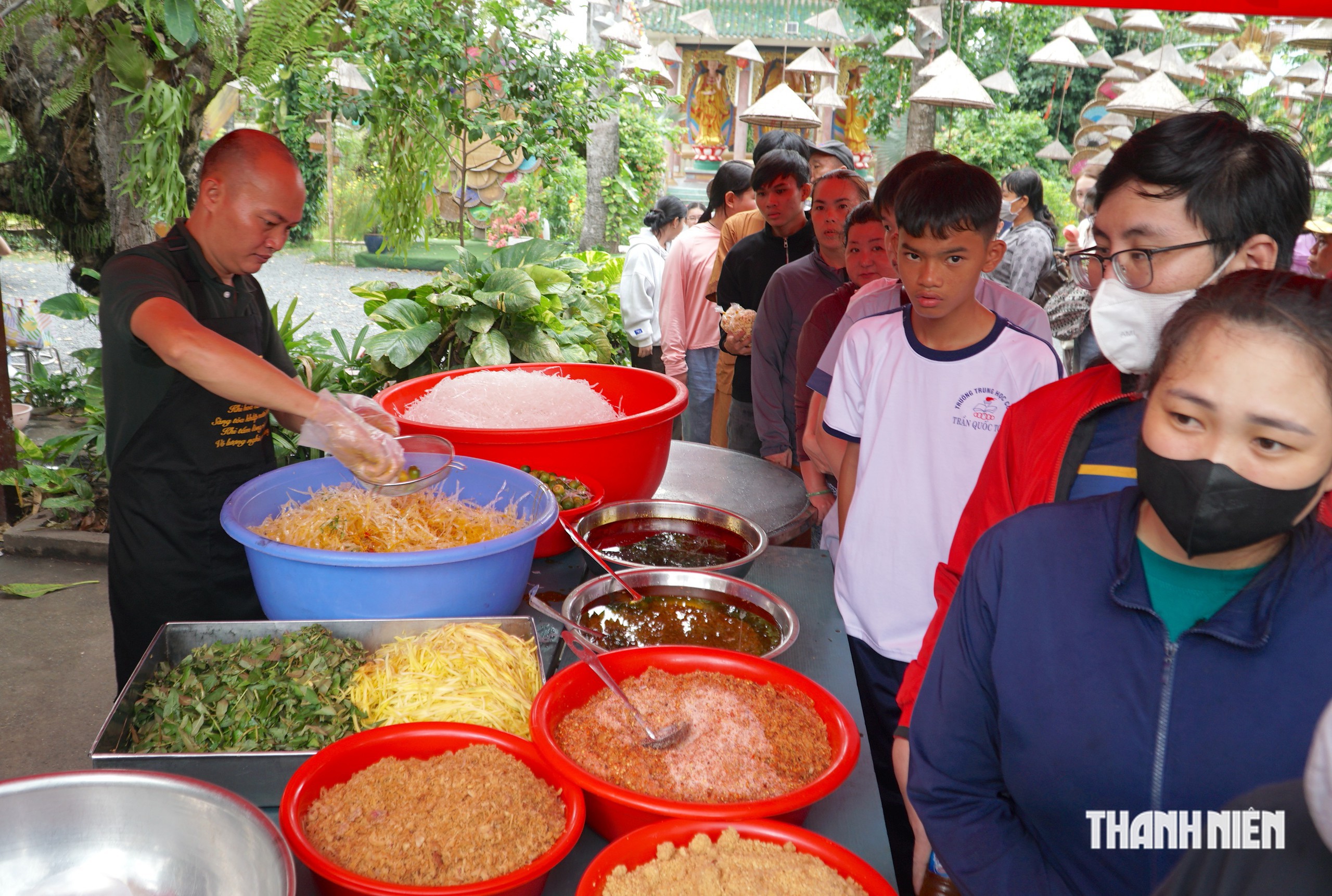 Đại tiệc buffet chay miễn phí rằm tháng 7 trong ngôi chùa cổ 300 năm tuổi - Ảnh 8.