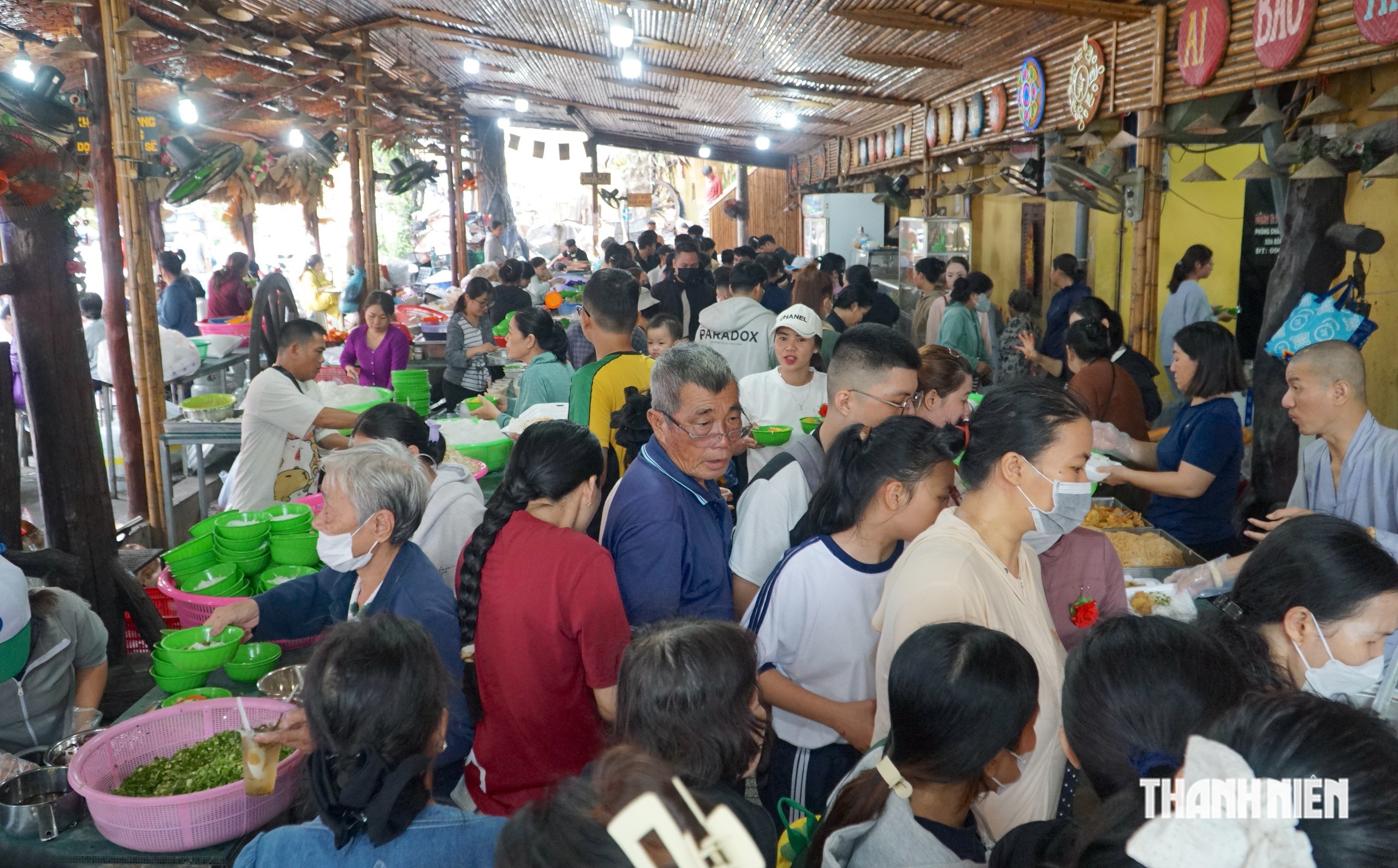 Đại tiệc buffet chay miễn phí rằm tháng 7 trong ngôi chùa cổ 300 năm tuổi - Ảnh 1.