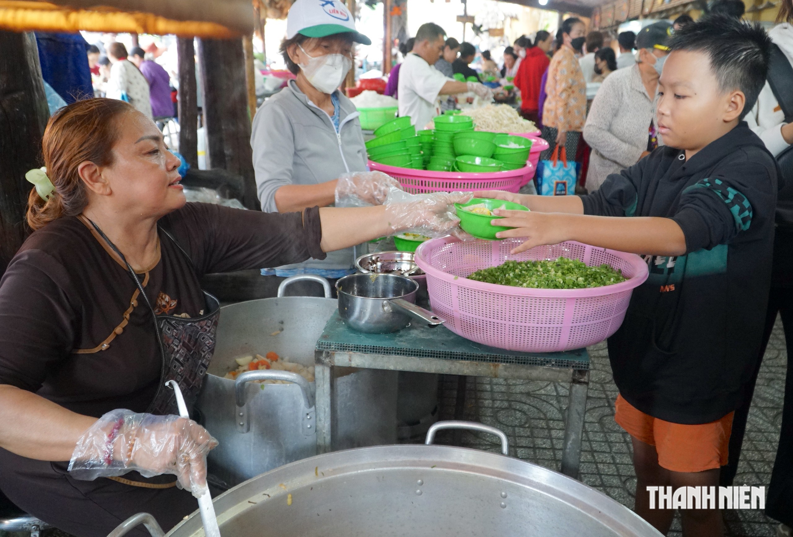 Đại tiệc buffet chay miễn phí rằm tháng 7 trong ngôi chùa cổ 300 năm tuổi - Ảnh 3.