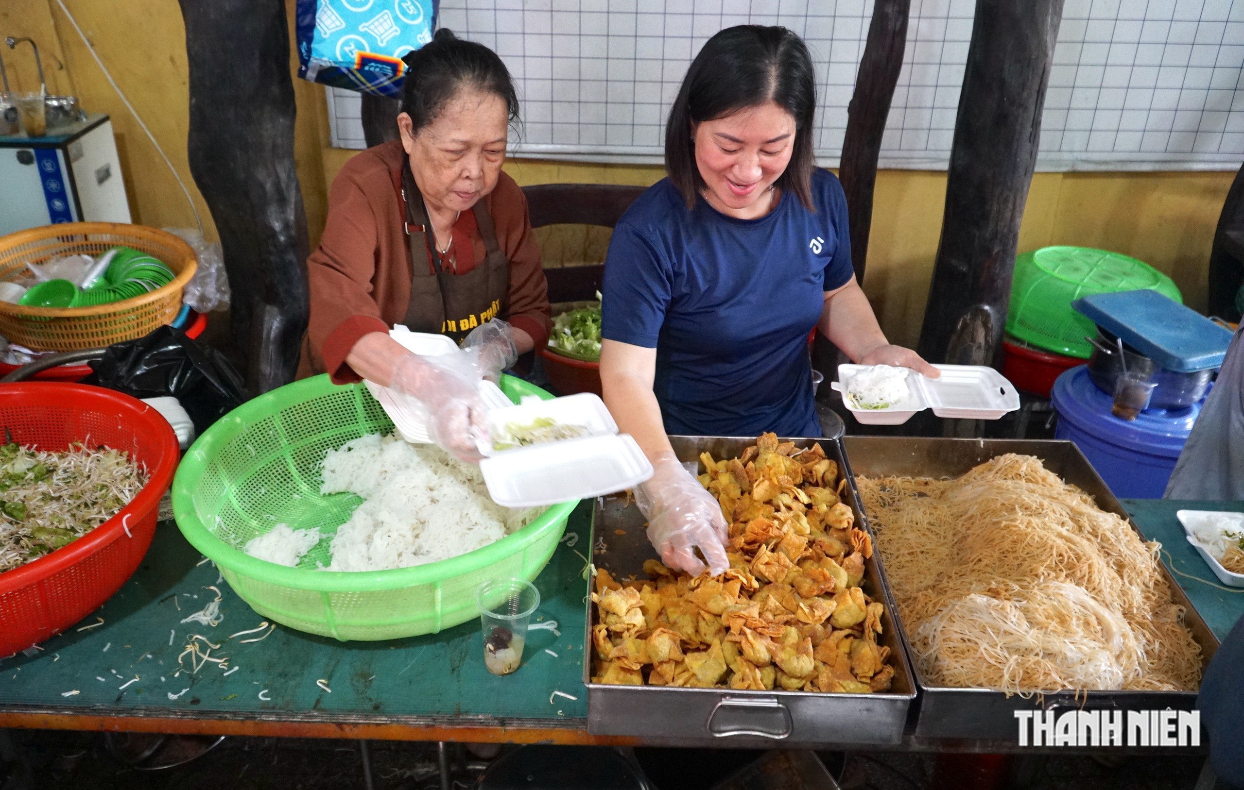 Đại tiệc buffet chay miễn phí rằm tháng 7 trong ngôi chùa cổ 300 năm tuổi - Ảnh 2.