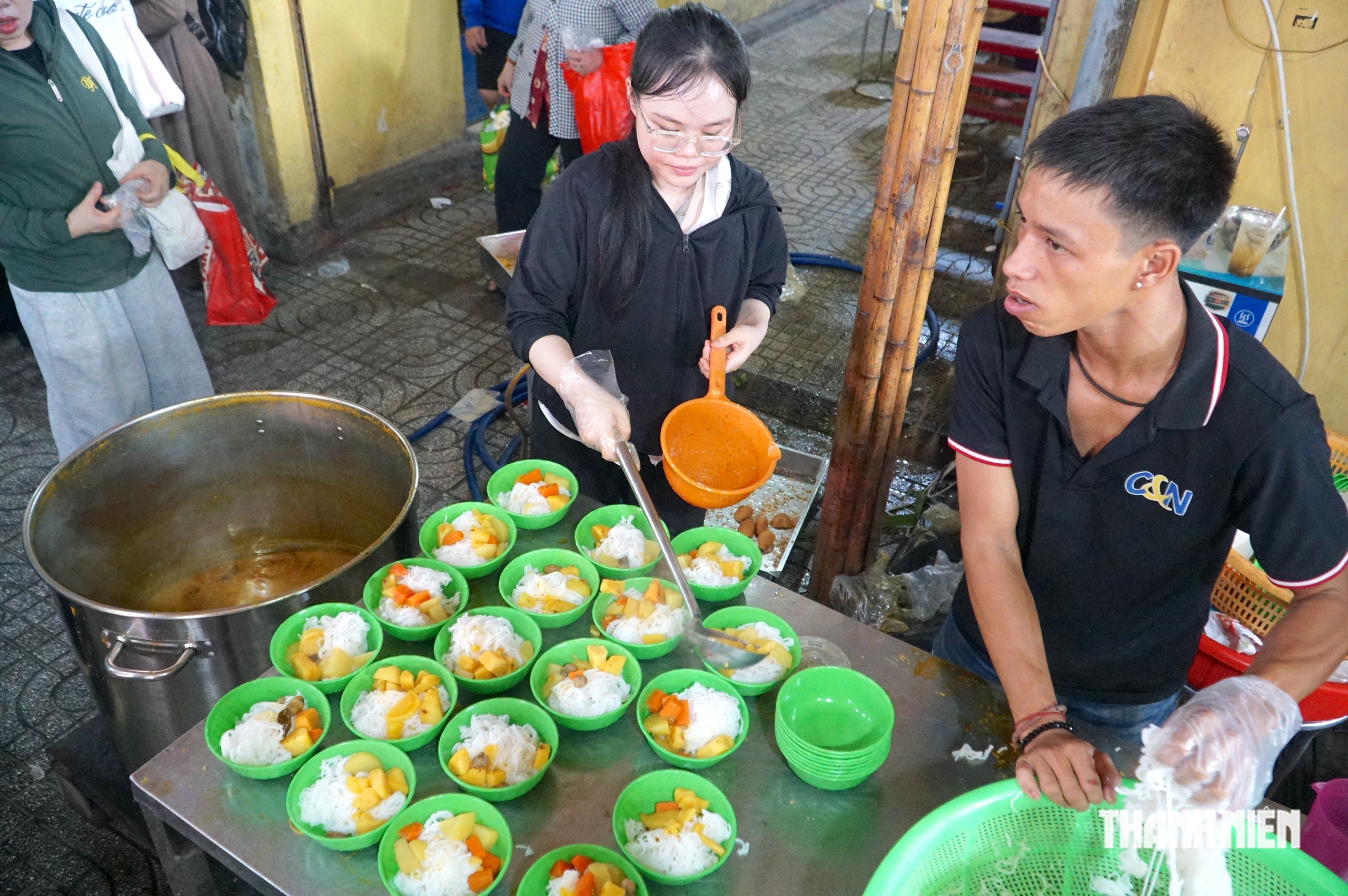 Đại tiệc buffet chay miễn phí rằm tháng 7 trong ngôi chùa cổ 300 năm tuổi - Ảnh 5.