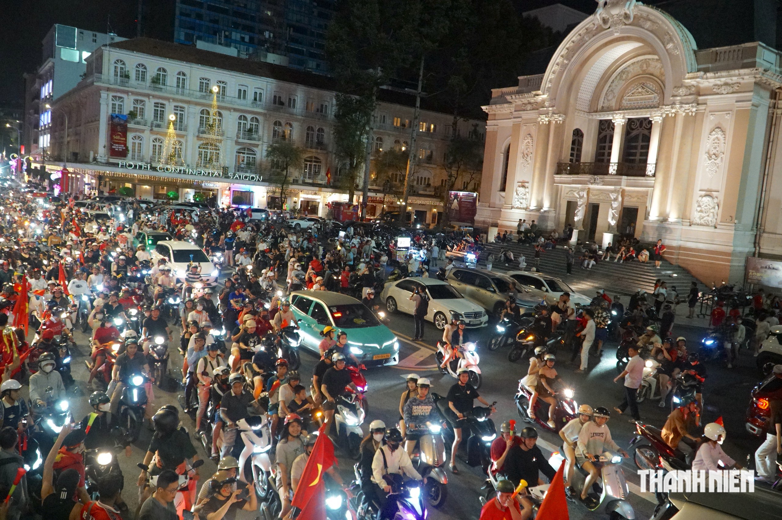 Biển người ở TP.HCM xuống đường ăn mừng Việt Nam vô địch ASEAN Cup 2026 - Ảnh 3.