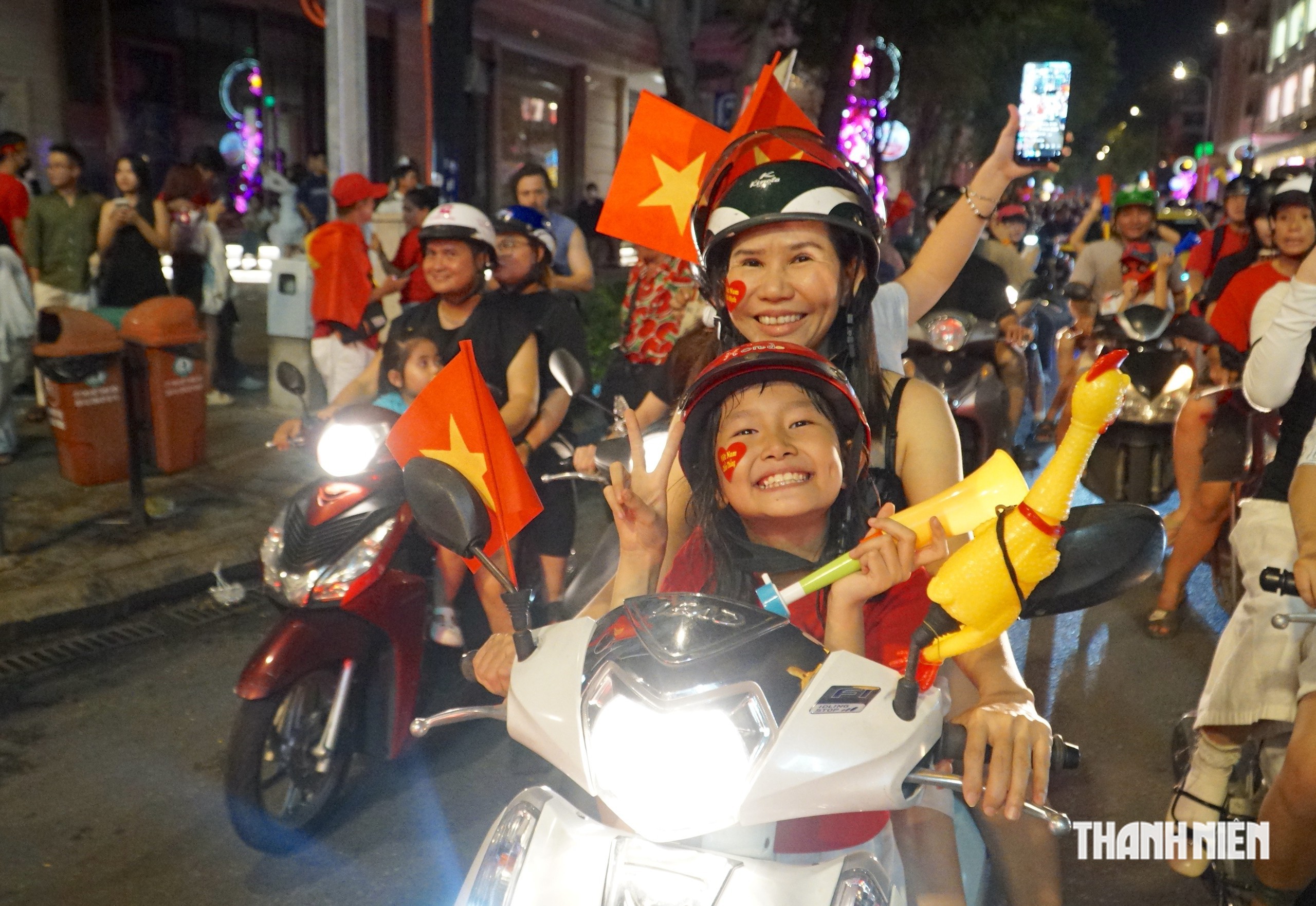 Biển người ở TP.HCM xuống đường ăn mừng Việt Nam vô địch ASEAN Cup 2026 - Ảnh 6.