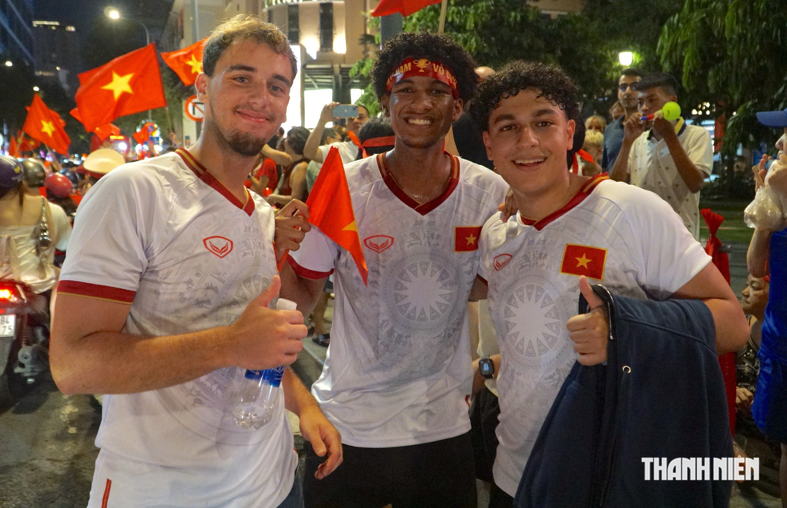 Biển người ở TP.HCM xuống đường ăn mừng Việt Nam vô địch ASEAN Cup 2026 - Ảnh 9.