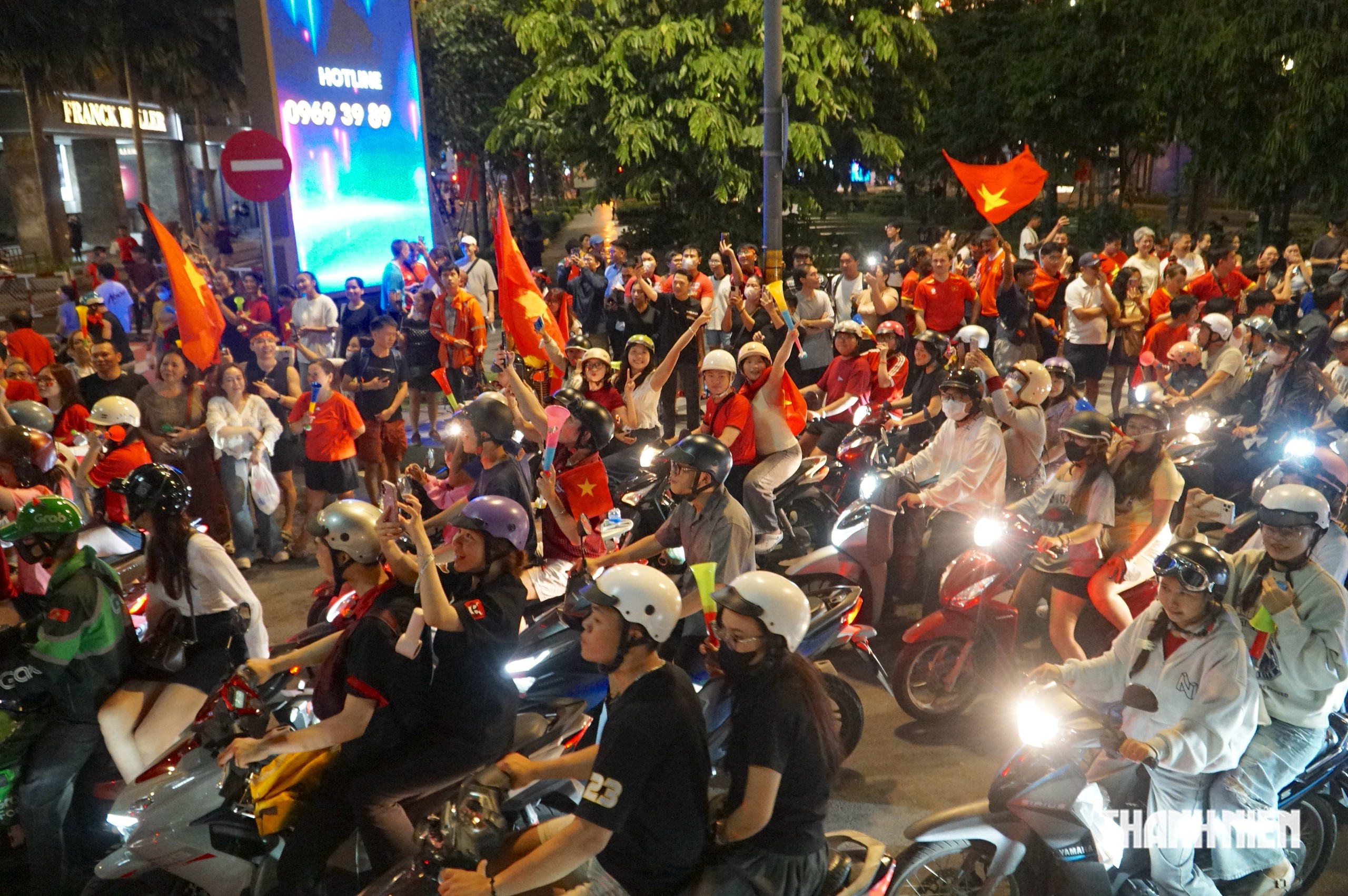 Biển người ở TP.HCM xuống đường ăn mừng Việt Nam vô địch ASEAN Cup 2026 - Ảnh 2.