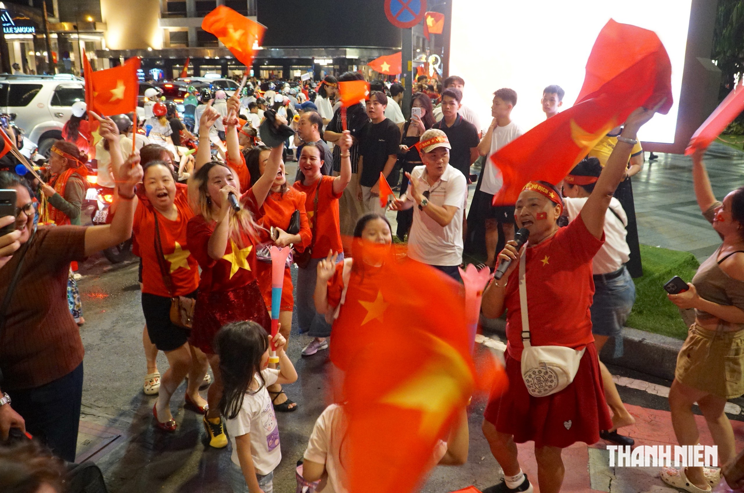 Biển người ở TP.HCM xuống đường ăn mừng Việt Nam vô địch ASEAN Cup 2026 - Ảnh 5.