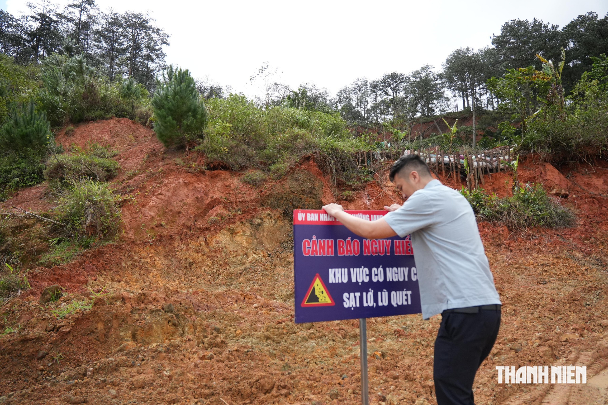 Sạt lở đồi thông ở Đà Lạt đe dọa công trình, đường và hệ thống điện- Ảnh 3.
