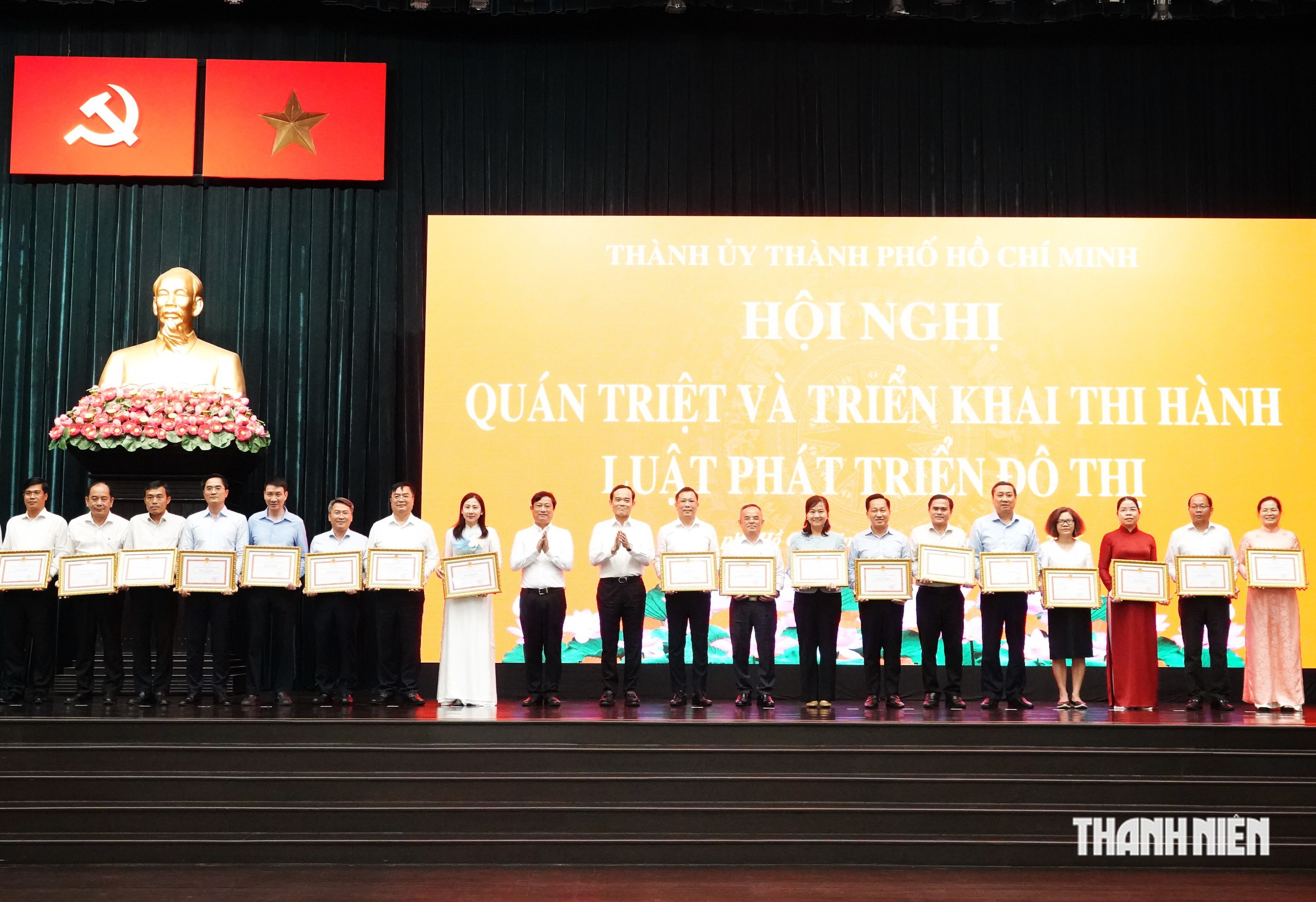 Bí thư TP.HCM: Không chấp nhận có luật vẫn đi hỏi ý kiến lòng vòng - Ảnh 2.