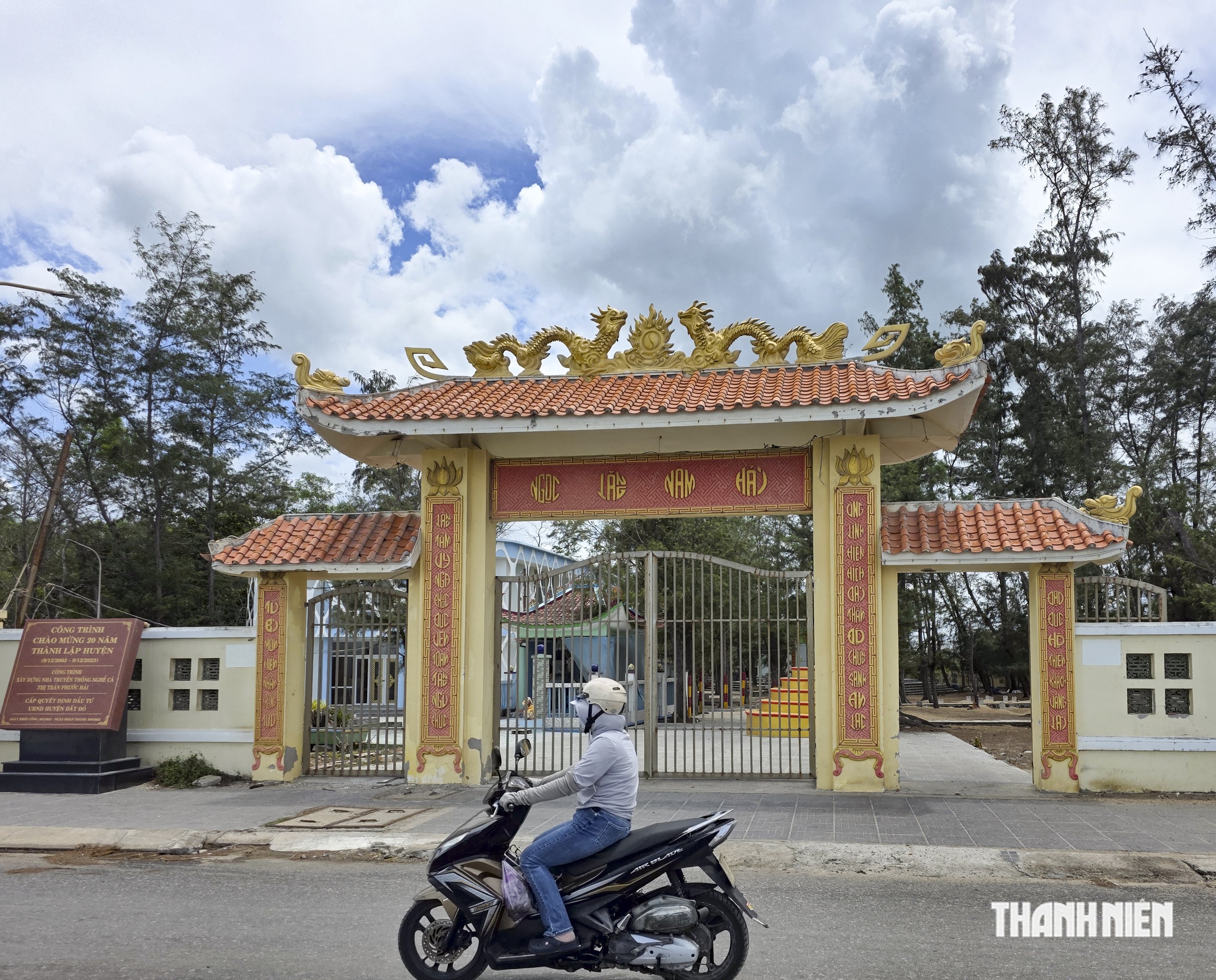 Con vật bước vào điện thờ ở TP.HCM: Người sống chăm mộ cá Ông để trả ơn- Ảnh 6.