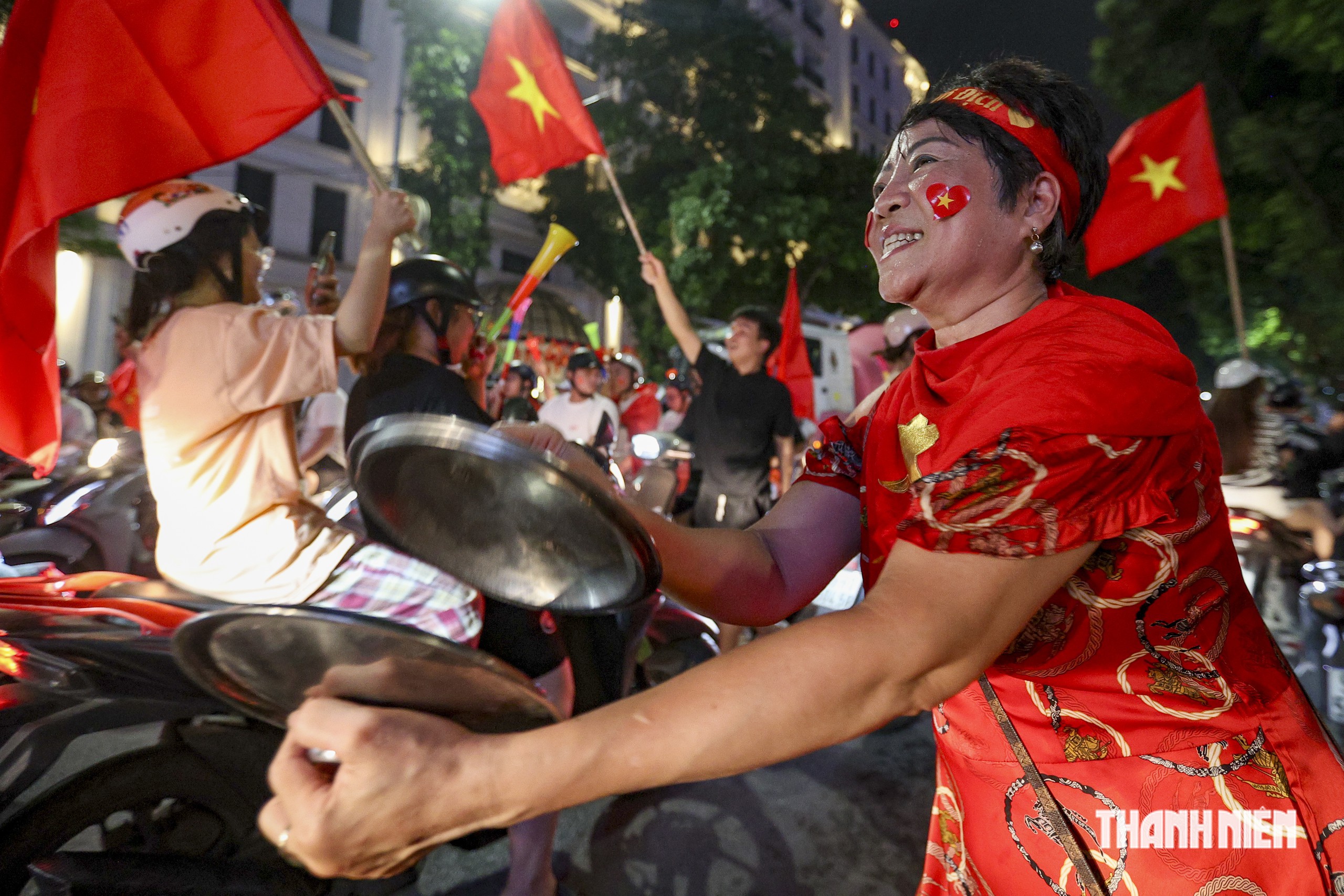 Dòng người nhuộm đỏ khắp phố Hà Nội mừng đội tuyển Việt Nam chiến thắng ASEAN Cup- Ảnh 6.