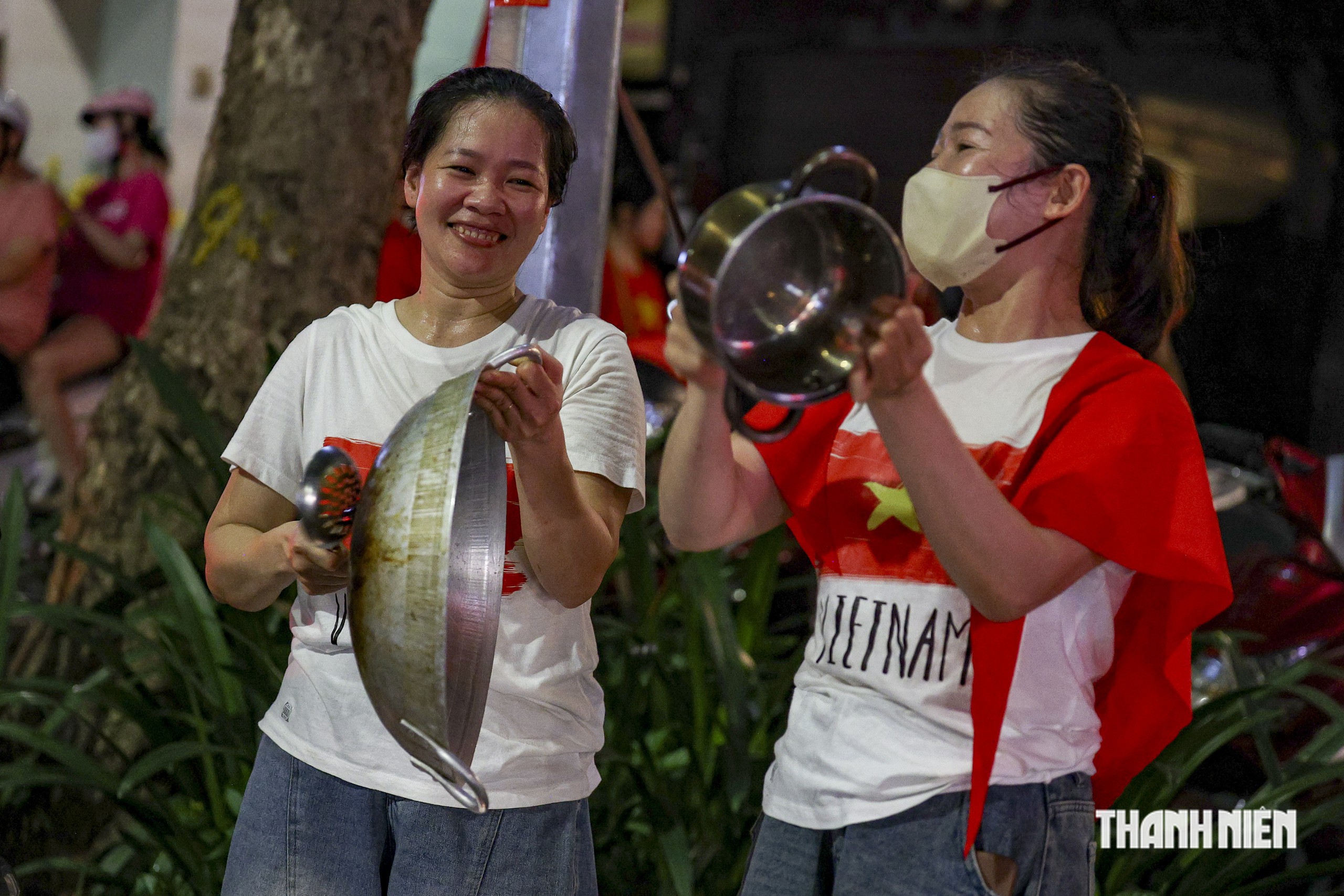 Dòng người nhuộm đỏ khắp phố Hà Nội mừng đội tuyển Việt Nam chiến thắng ASEAN Cup- Ảnh 7.