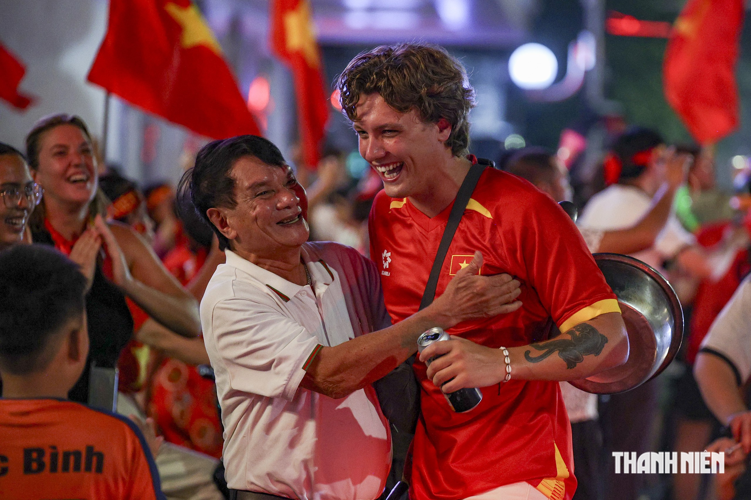 Dòng người nhuộm đỏ khắp phố Hà Nội mừng đội tuyển Việt Nam chiến thắng ASEAN Cup- Ảnh 8.