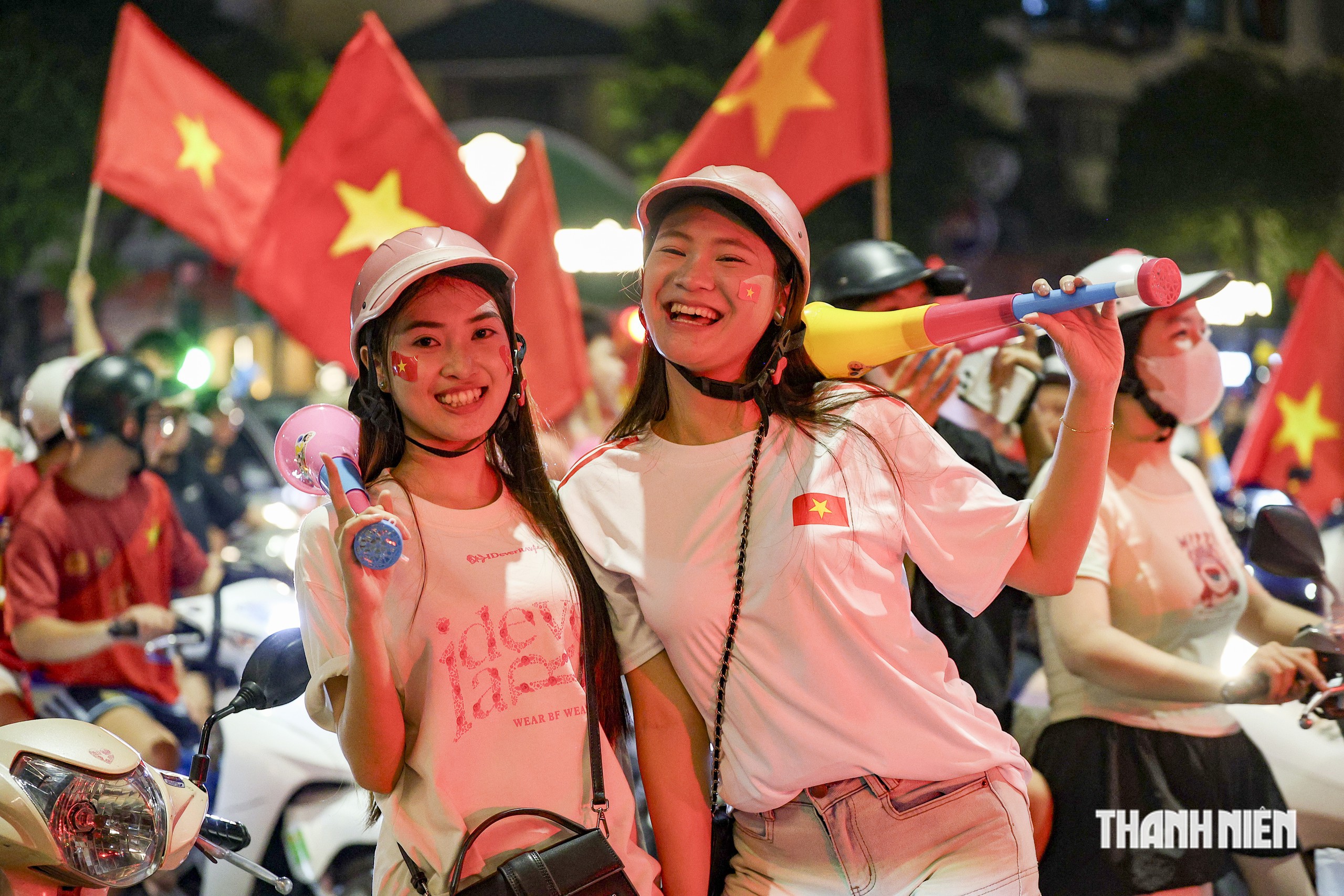 Dòng người nhuộm đỏ khắp phố Hà Nội mừng đội tuyển Việt Nam chiến thắng ASEAN Cup- Ảnh 5.