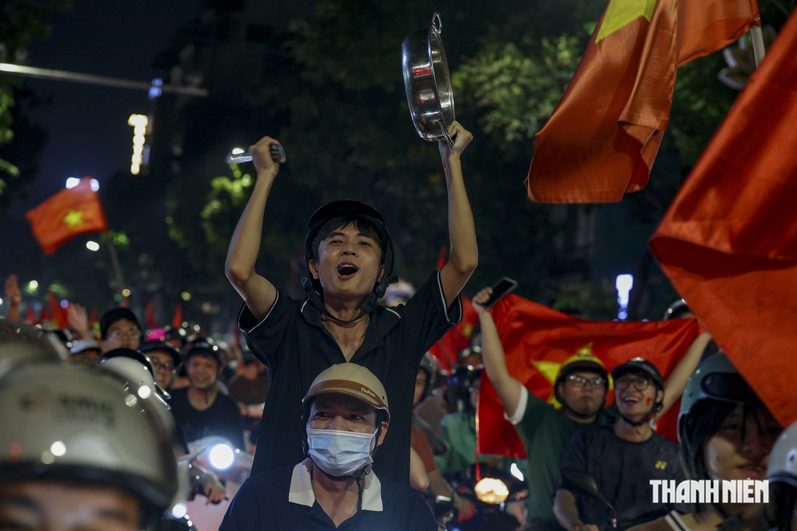 D&ograve;ng người nhuộm đỏ khắp phố H&agrave; Nội mừng đội tuyển Việt Nam chiến thắng ASEAN Cup- Ảnh 3.