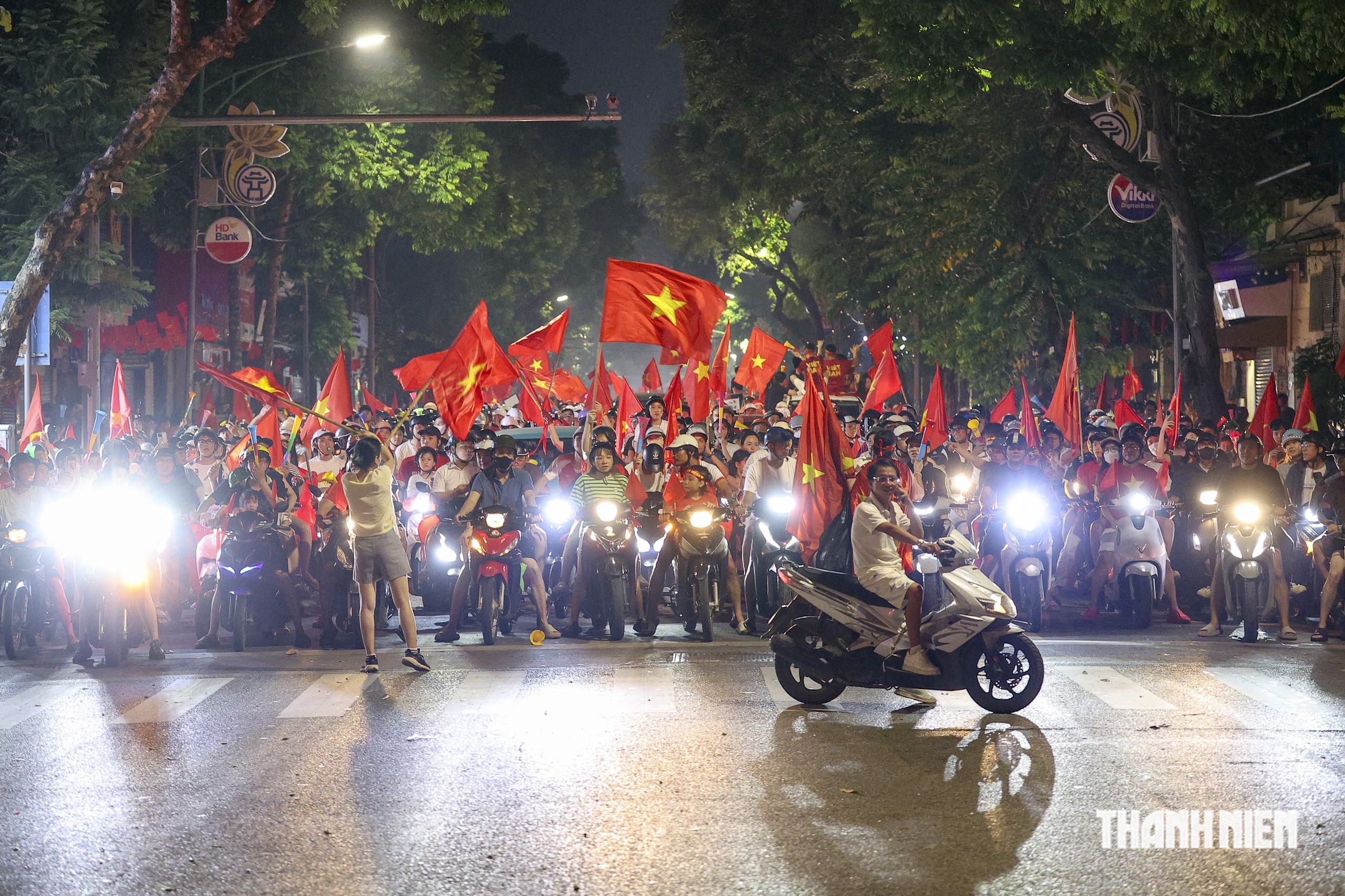 Dòng người nhuộm đỏ khắp phố Hà Nội mừng đội tuyển Việt Nam chiến thắng ASEAN Cup- Ảnh 1.