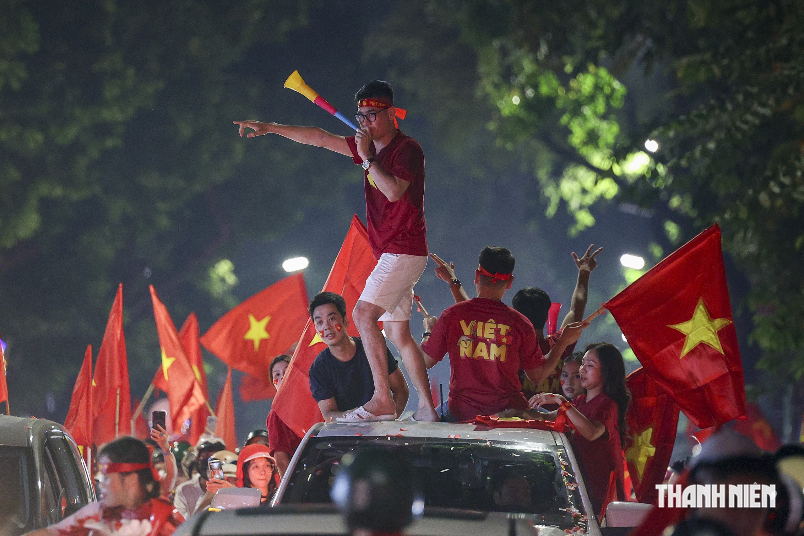 Dòng người nhuộm đỏ khắp phố Hà Nội mừng đội tuyển Việt Nam chiến thắng ASEAN Cup- Ảnh 10.