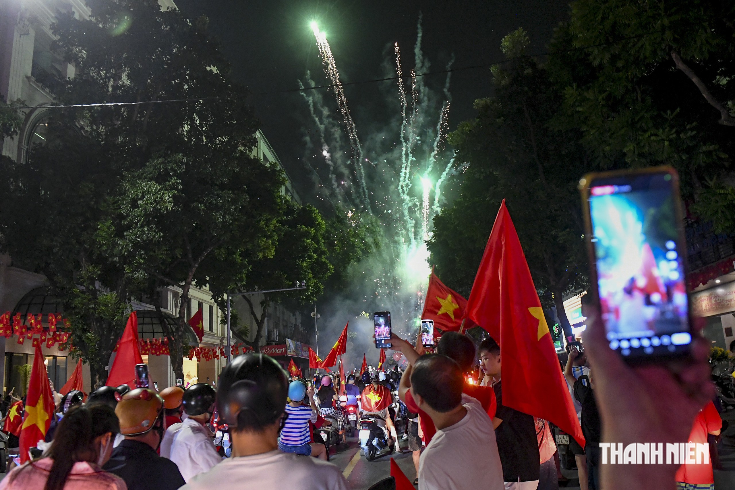 Dòng người nhuộm đỏ khắp phố Hà Nội mừng đội tuyển Việt Nam chiến thắng ASEAN Cup- Ảnh 11.