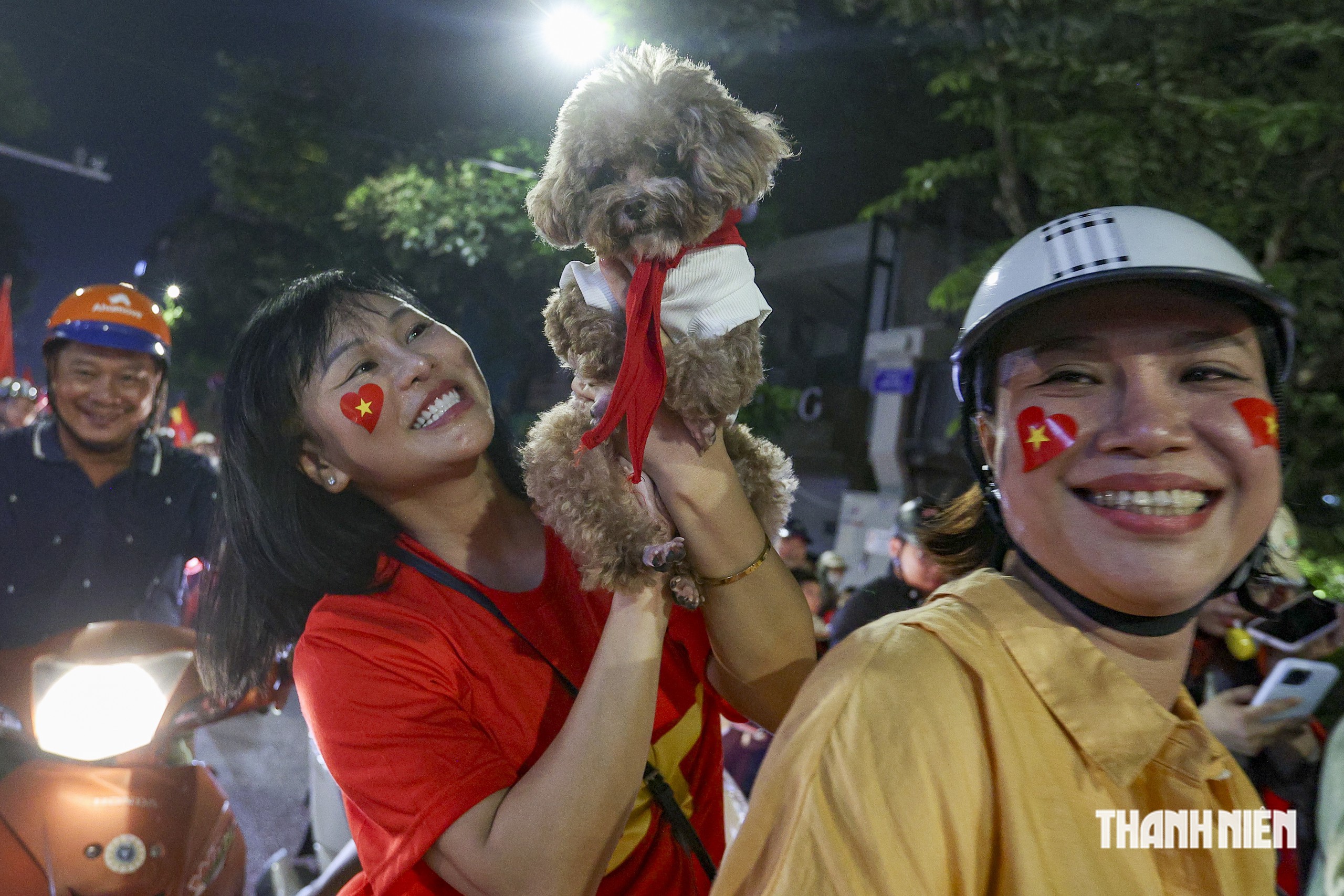 Dòng người nhuộm đỏ khắp phố Hà Nội mừng đội tuyển Việt Nam chiến thắng ASEAN Cup- Ảnh 9.