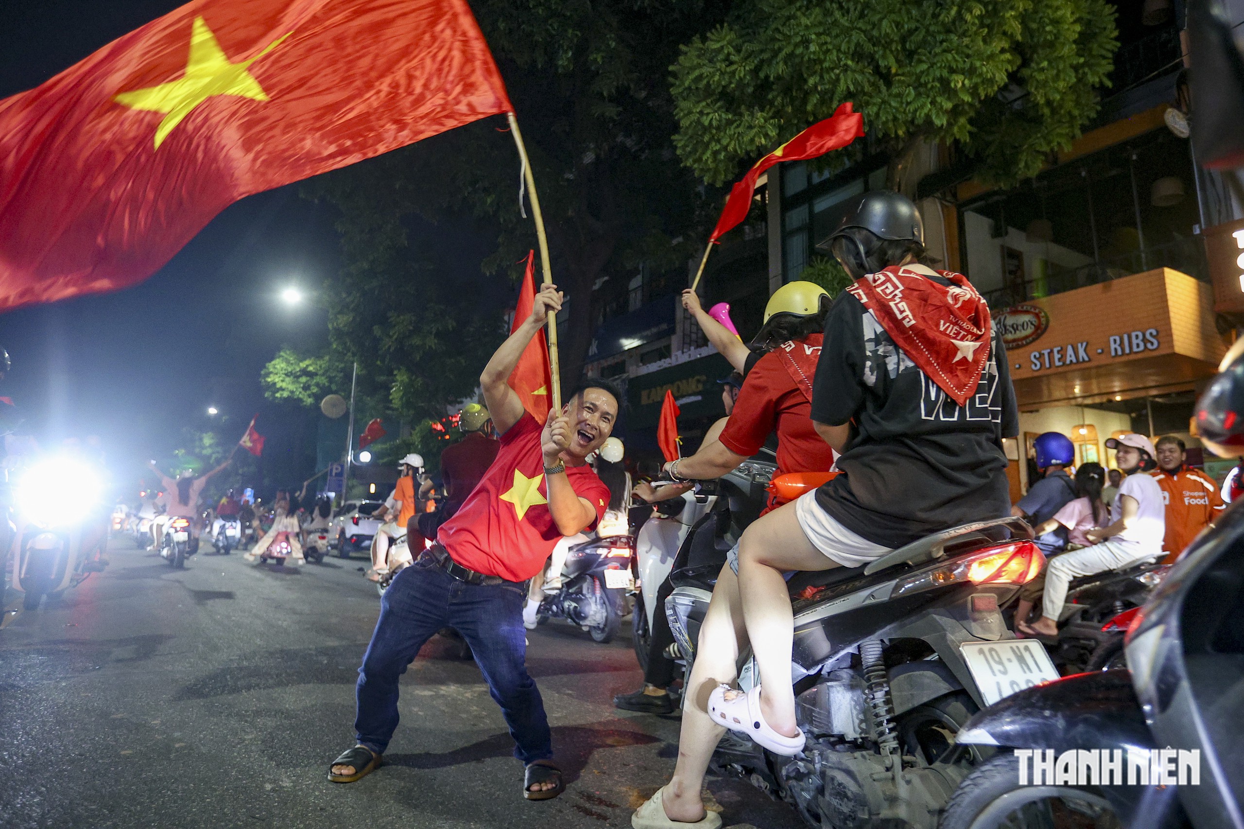 Dòng người nhuộm đỏ khắp phố Hà Nội mừng đội tuyển Việt Nam chiến thắng ASEAN Cup- Ảnh 2.