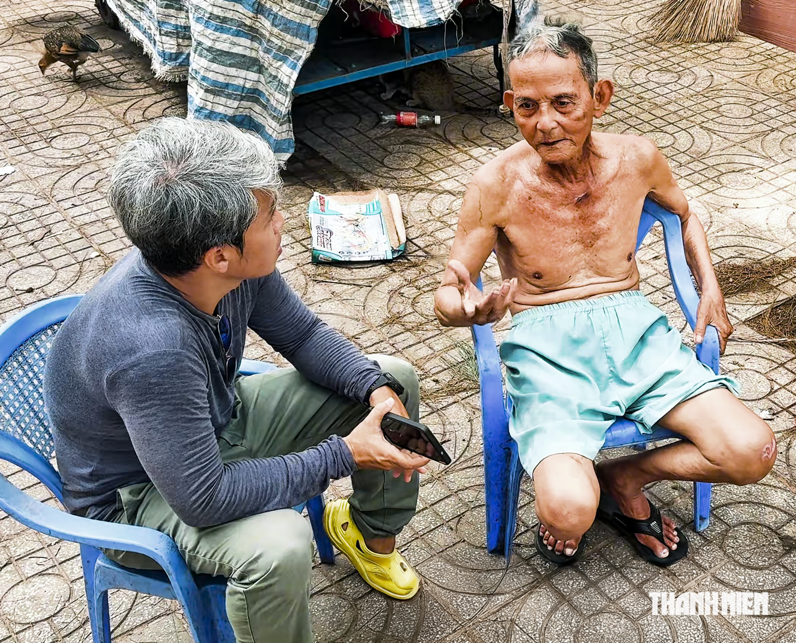 Con vật bước vào điện thờ ở TP.HCM: Người sống chăm mộ cá Ông để trả ơn- Ảnh 2.