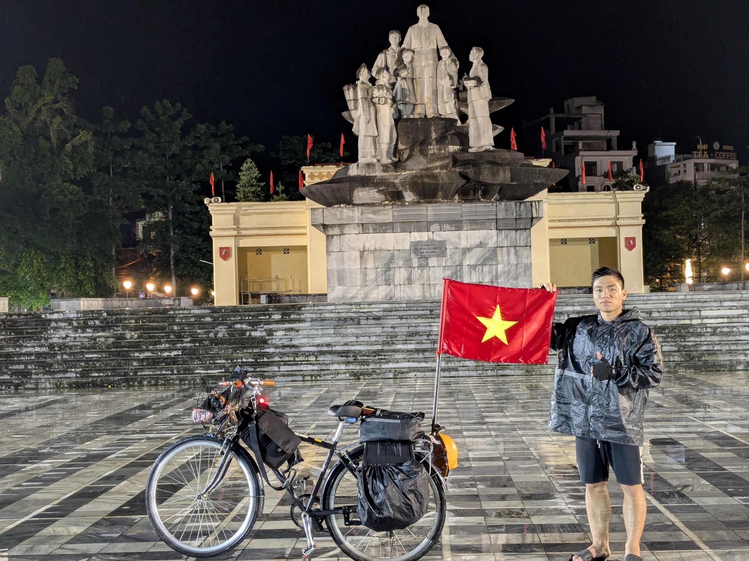 Đạp xe xuyên Việt chỉ 0 đồng trong túi đi qua nhiều tỉnh thành cả nước - Ảnh 3.